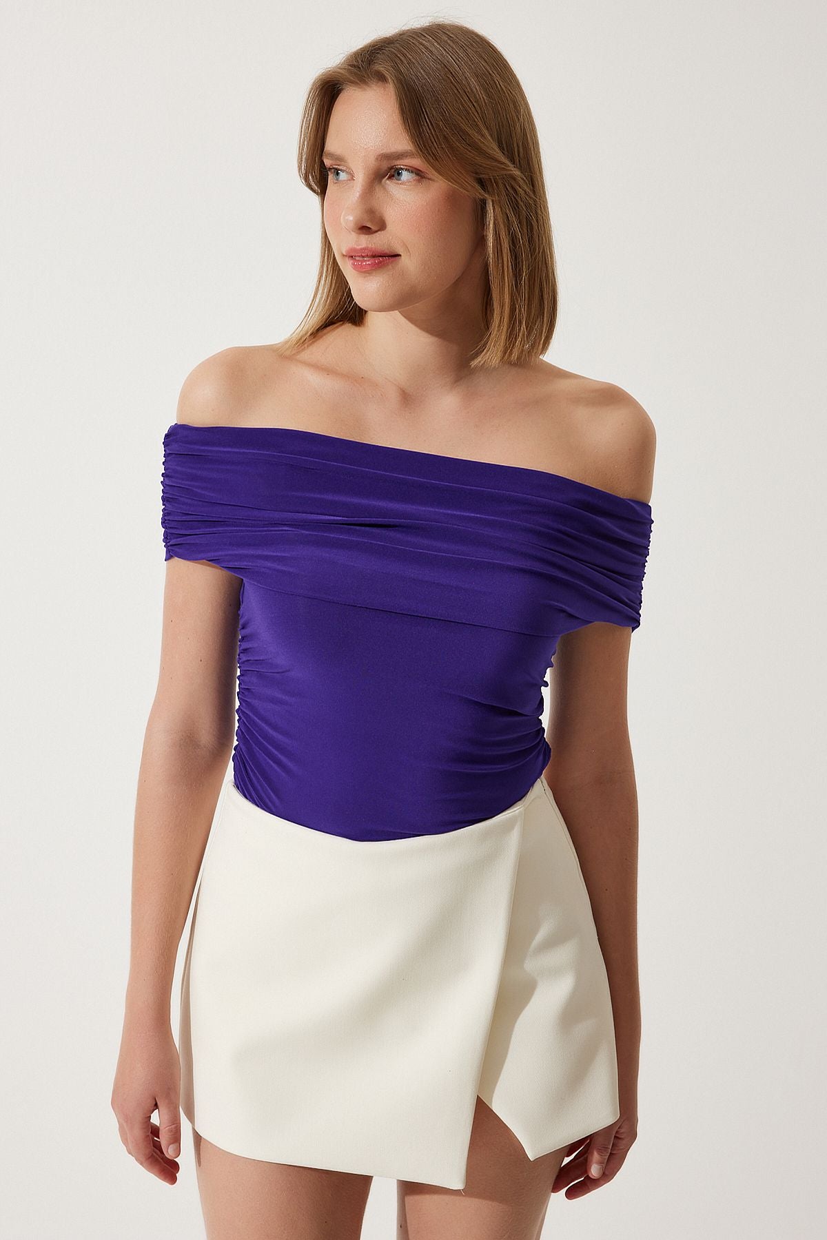 Woman purple shirred outdoor shoulder to00132