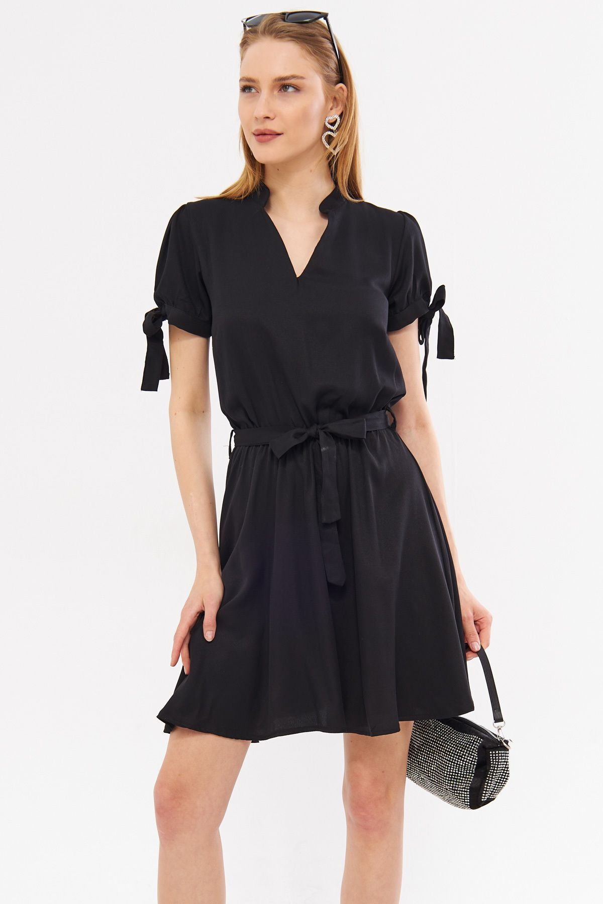 Female black dominant collar handle connected waist tire arched short dress ARM-23Y001088