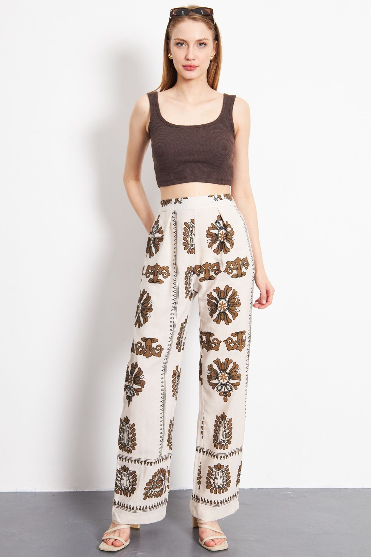 Woman Dark Khaki Khaki Pallazzo Pants with Patterned Patterned Patterned Patterned Arm-24y001069