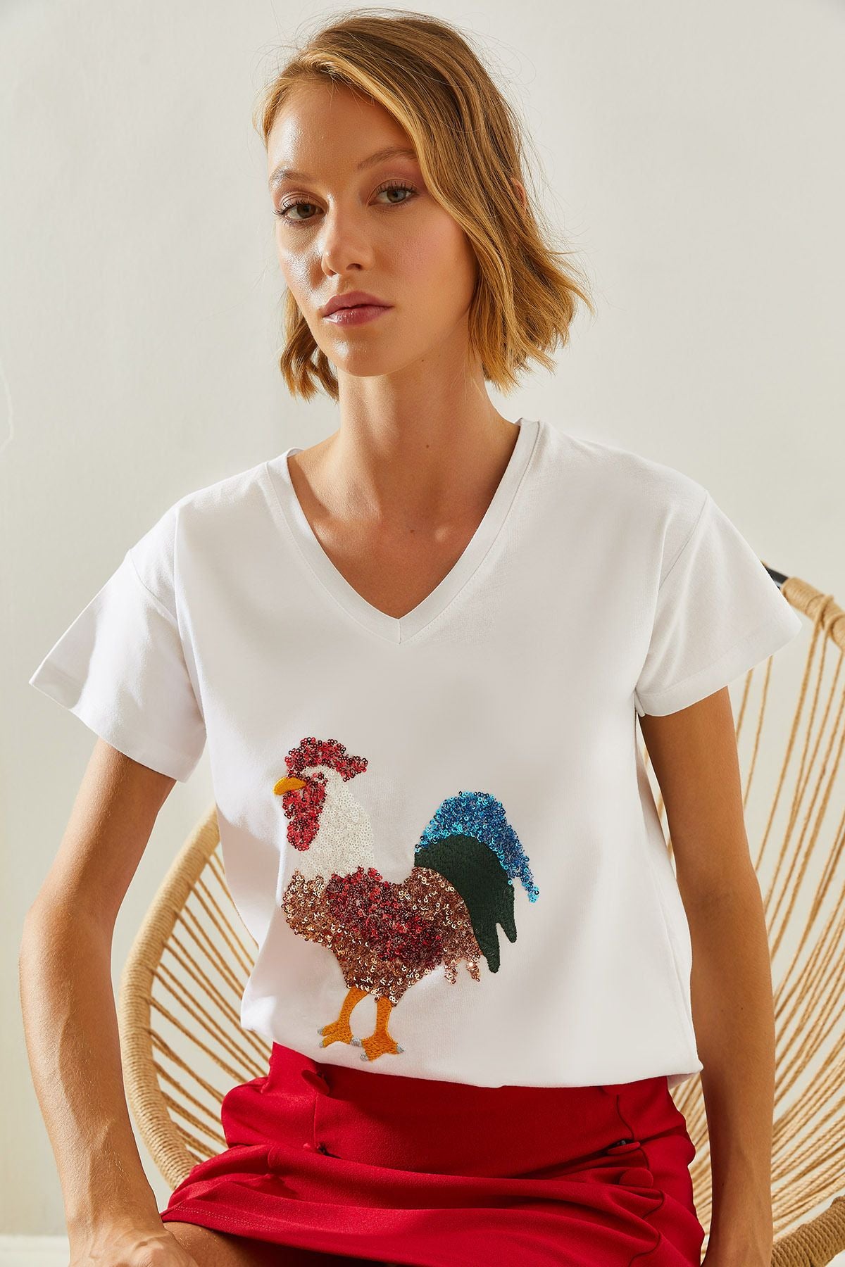 Woman V-Neck Rooster Patterned Color Payet Embroidered T-shirt 60251472