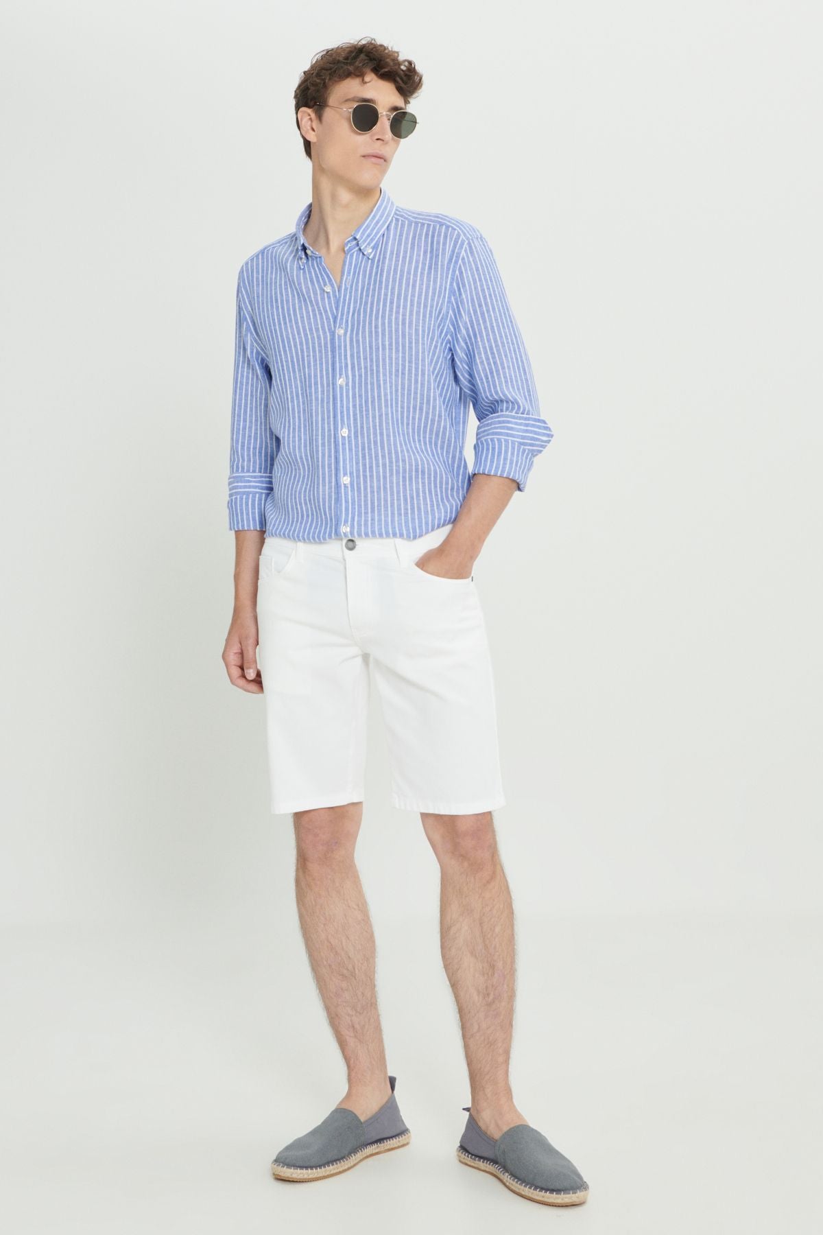 Men's white slim fit narrow cutting side pocket with wafer patterned shorts