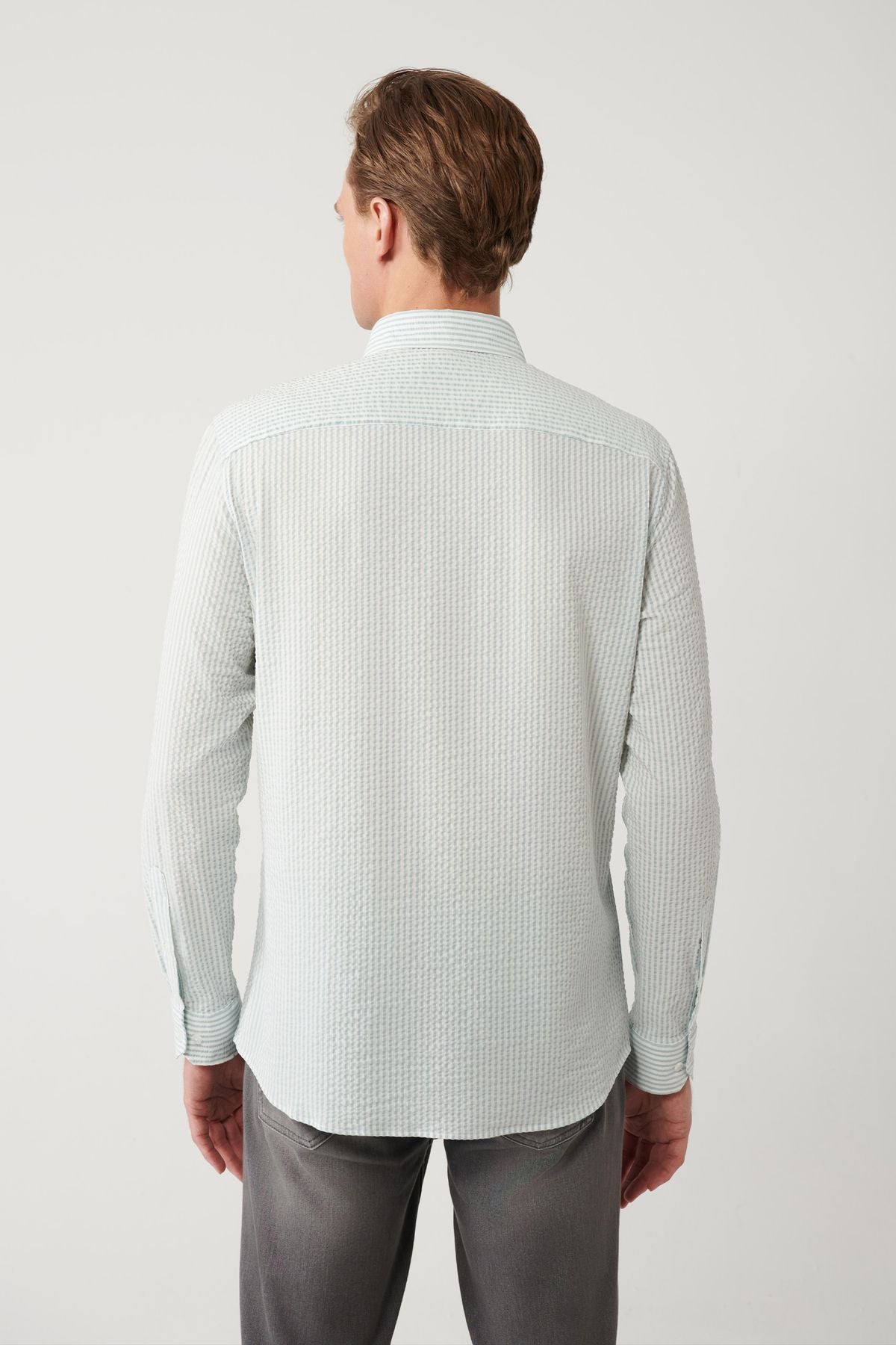 Easy ironing shirt with a lighter blue button collar waffle pocket A41y2082