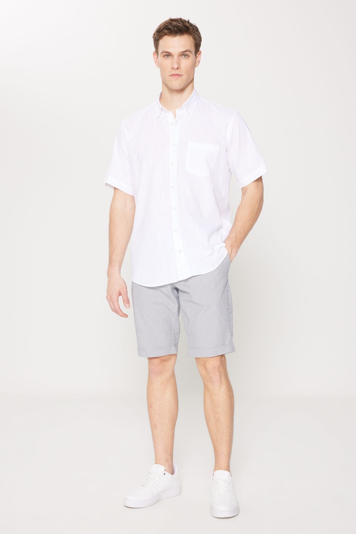 Men's navy blue-white slim fit narrow-cut cotton waist connected side pockets with patterned shorts