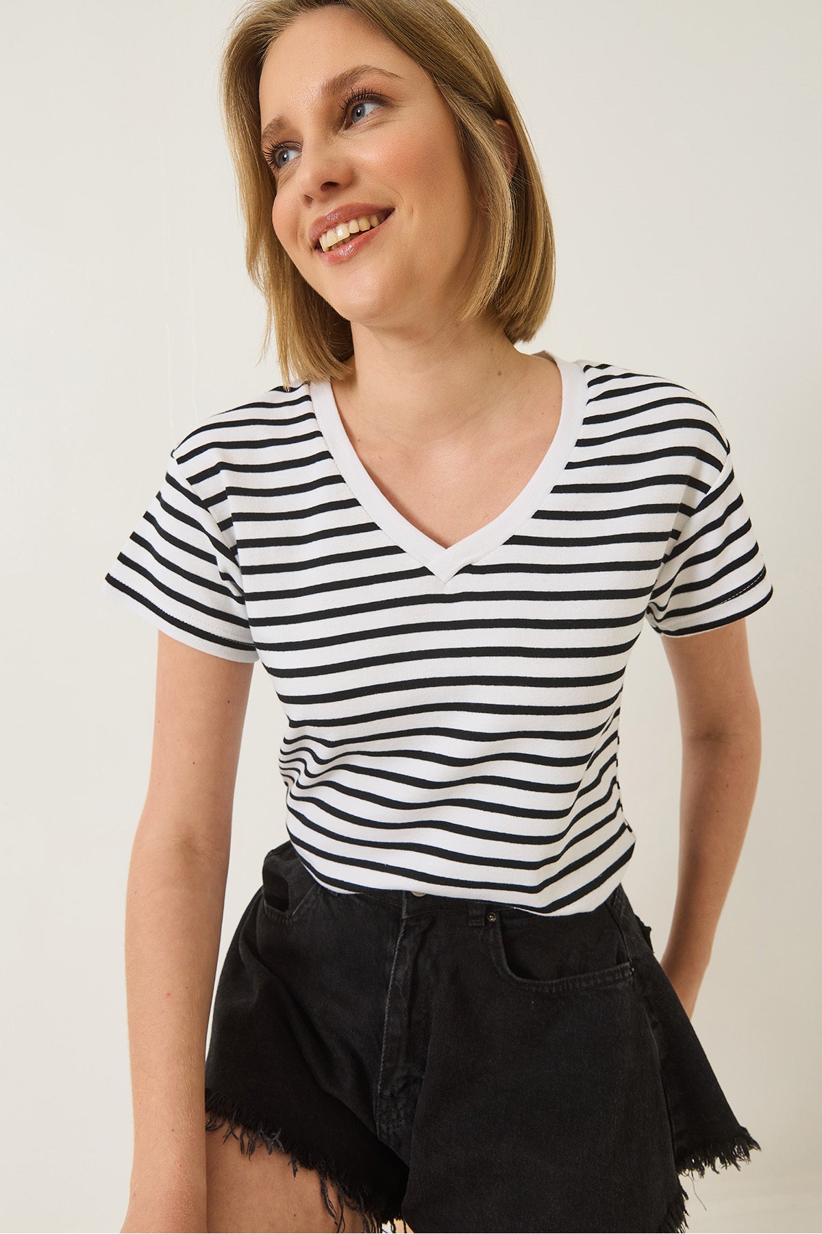 Women's V-Neck Striped Comfortable Fit Basic T-Shirt 60283205