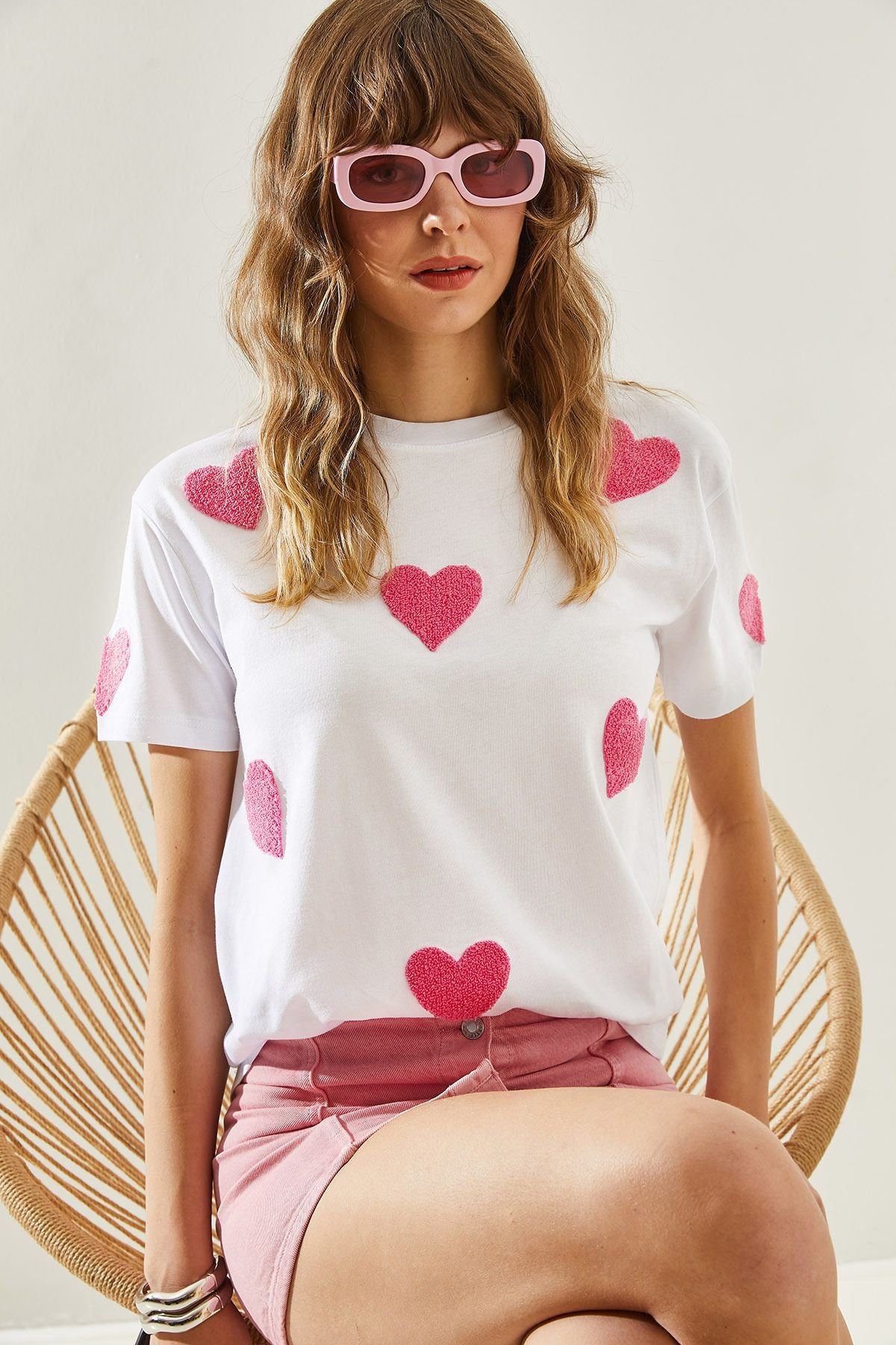 Woman Drained Heart Embroidery Basic T-Shirt 60251208