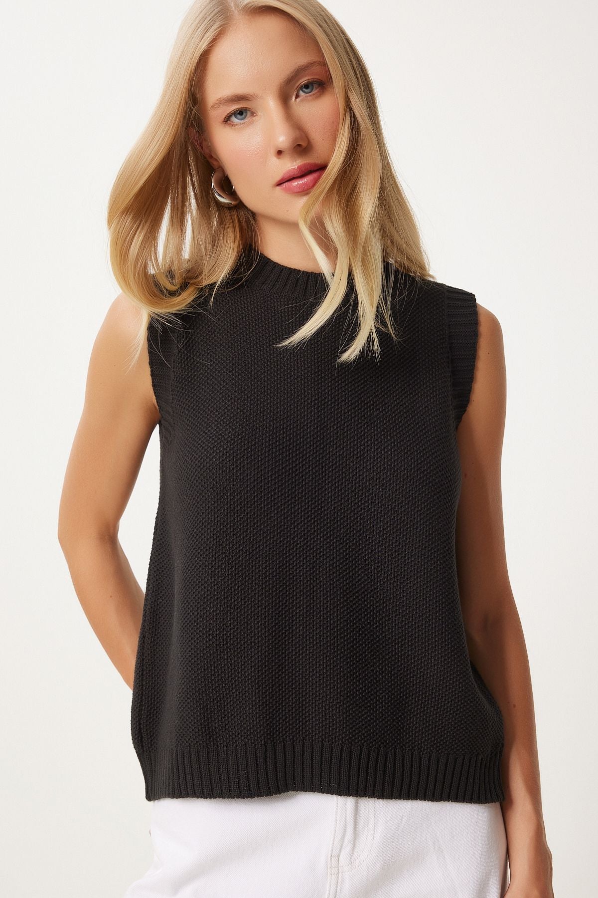 Women's black back low -cut bow knitwear blouse FN03317