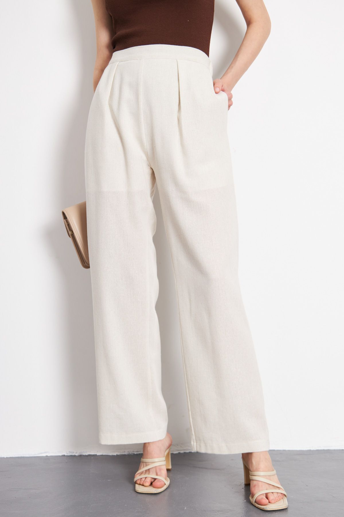 Women's Ecru Linen-Looking Pocket Half Lined Palazzo Pants Arm-24y001070