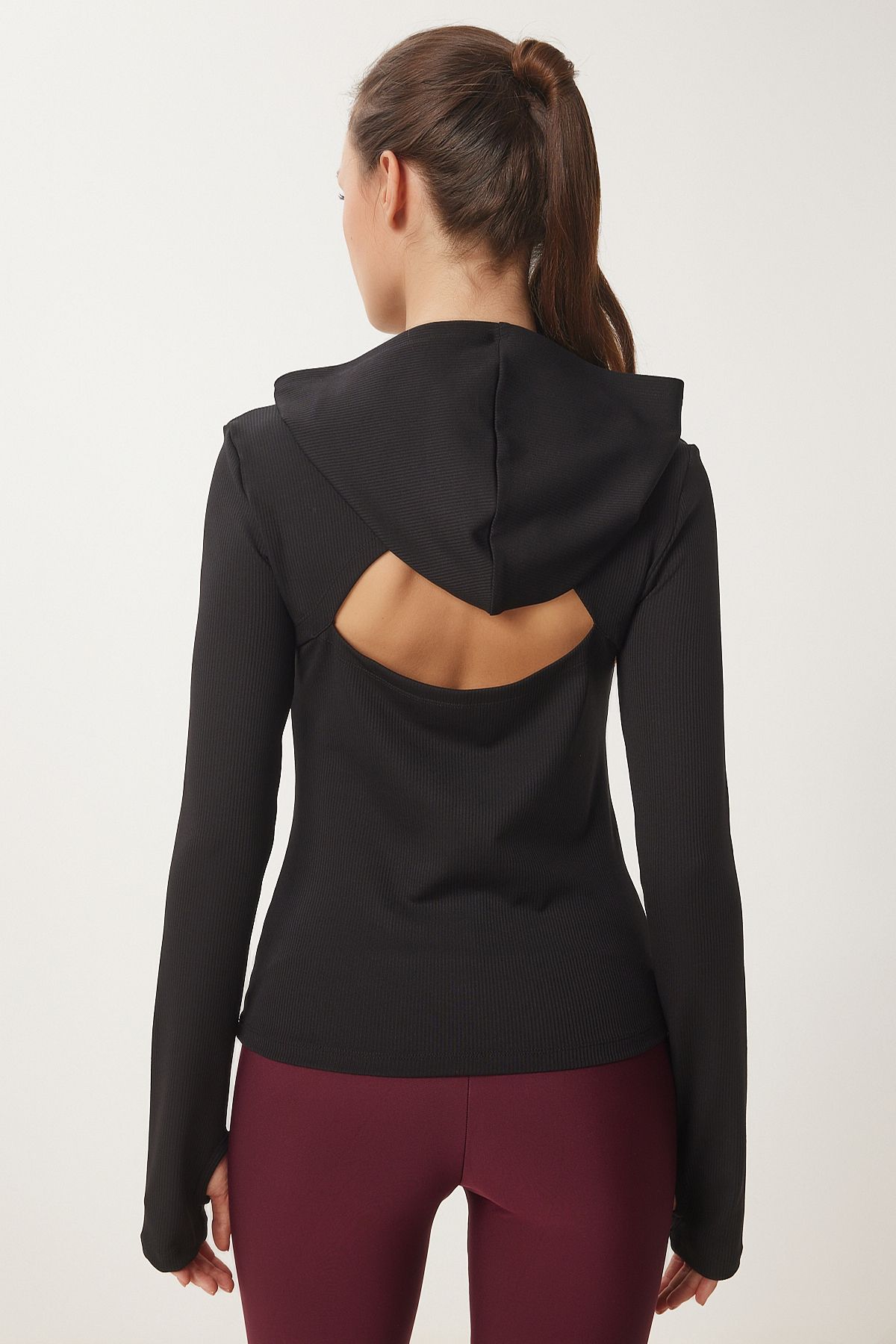 Kadın Siyah Parmak Ve Sırt Cut Out Detaylı Kapüşonlu Sweatshirt VX00004