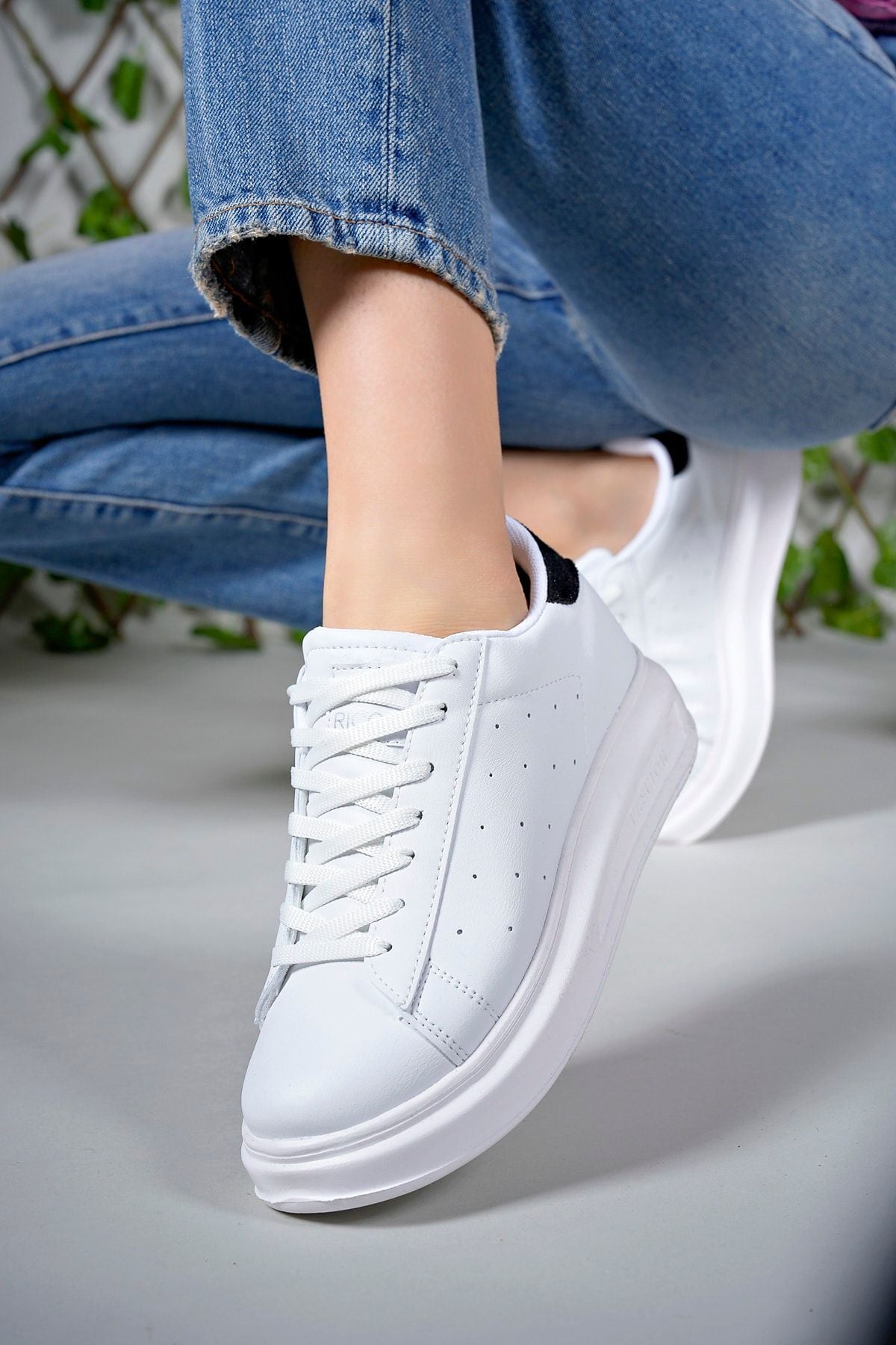 Female Sneaker 0012156 White Black Skin