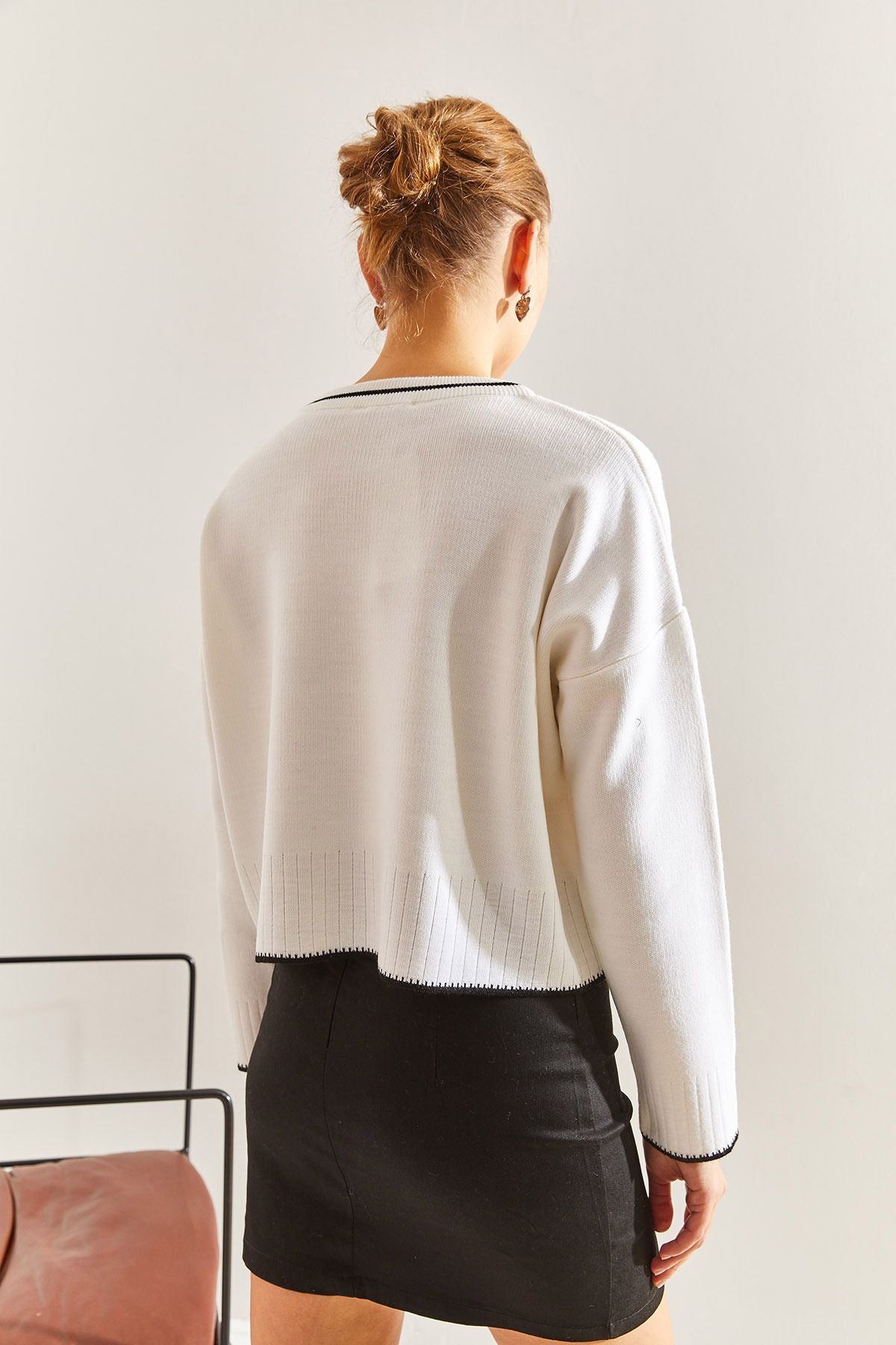 Female collar and tipped knitwear sweater