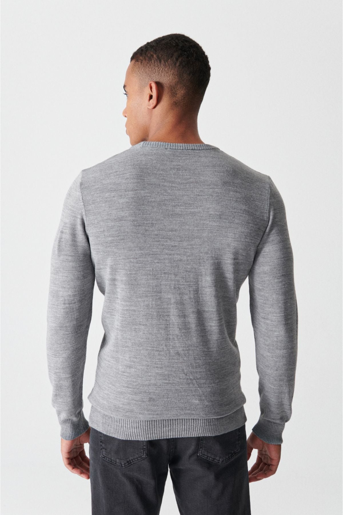 Men's gray bike collar feathered knitwear sweater E005000