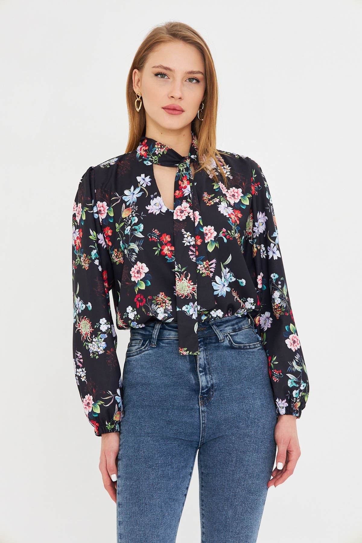 Female black collar connecting arm tire blouse ARM-25K001096