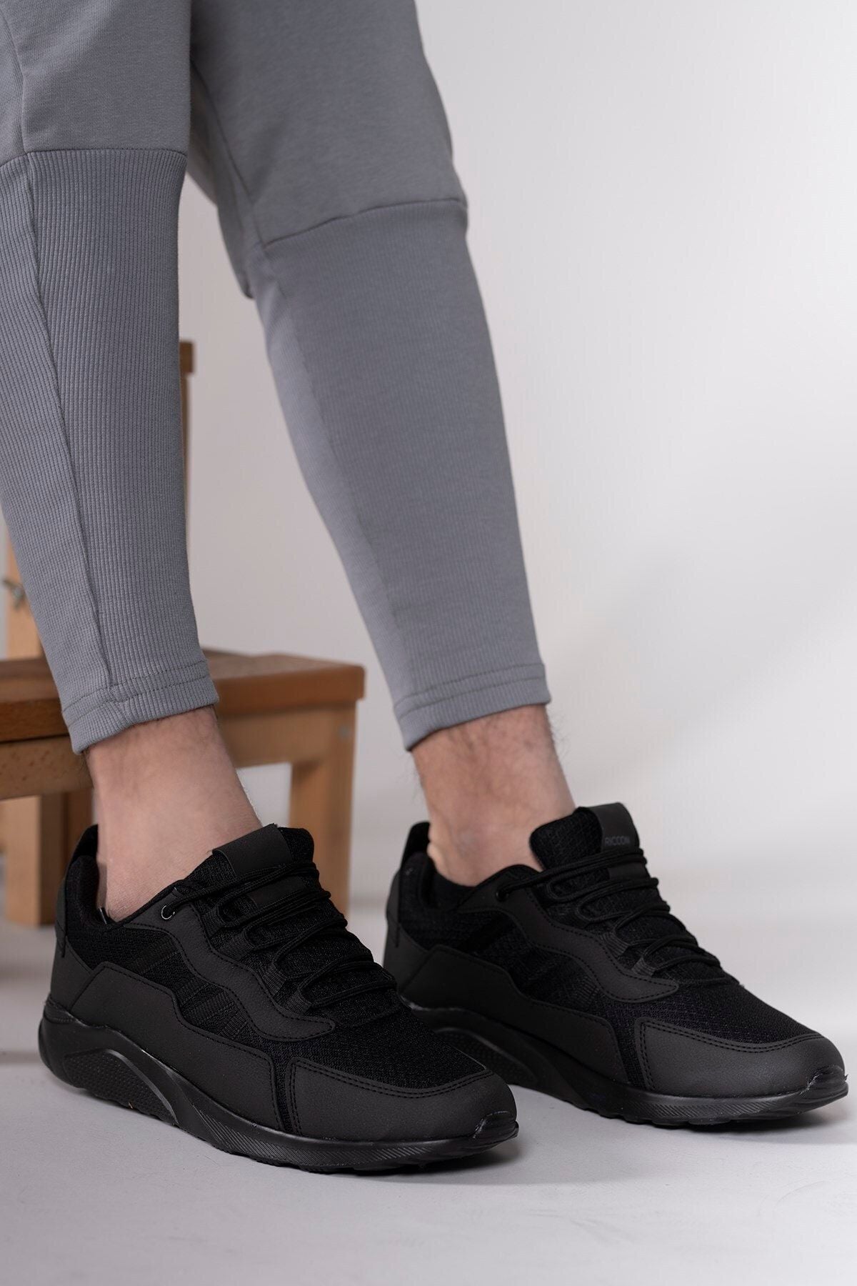 Super light black male sneaker 00124097