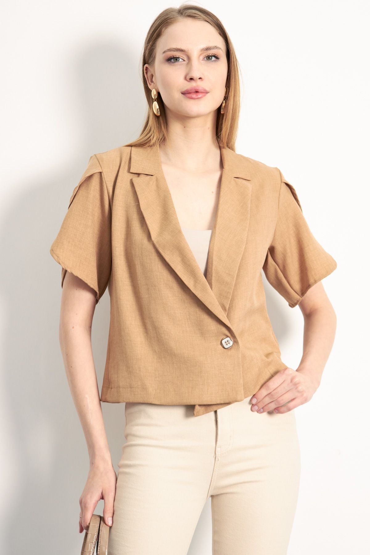 WOMEN'S CAMEL ARM SUSTMAC DETAILED CROP SHORT SOLD JACKET ARM-24Y001048