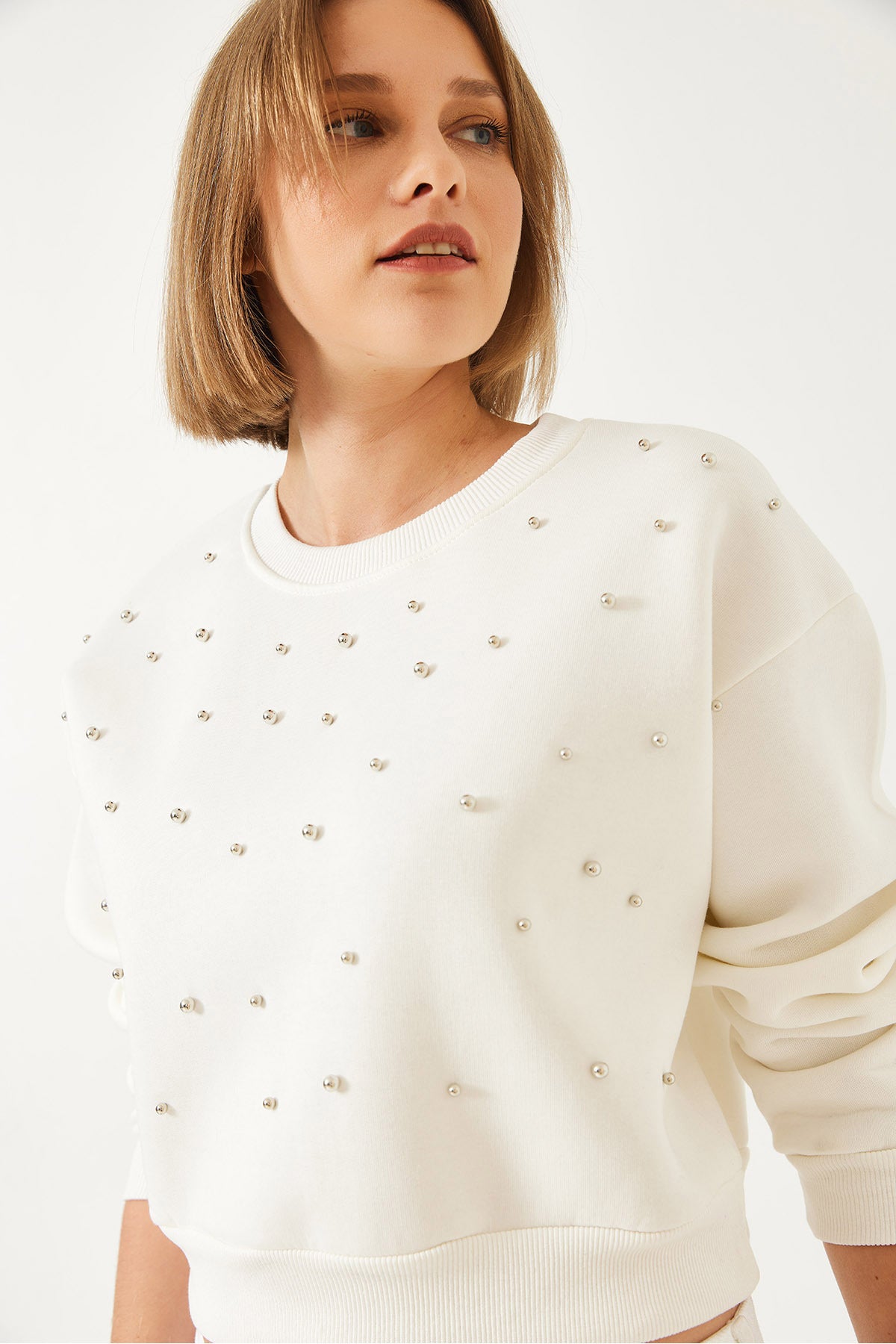 Women's Crew Neck Front Pearl Embroidered Three Thread Raised Sweatshirt 60601041