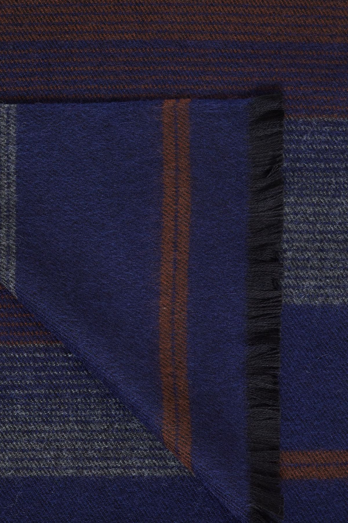 Men's navy blue-brown hot knitwear scarf holding hot