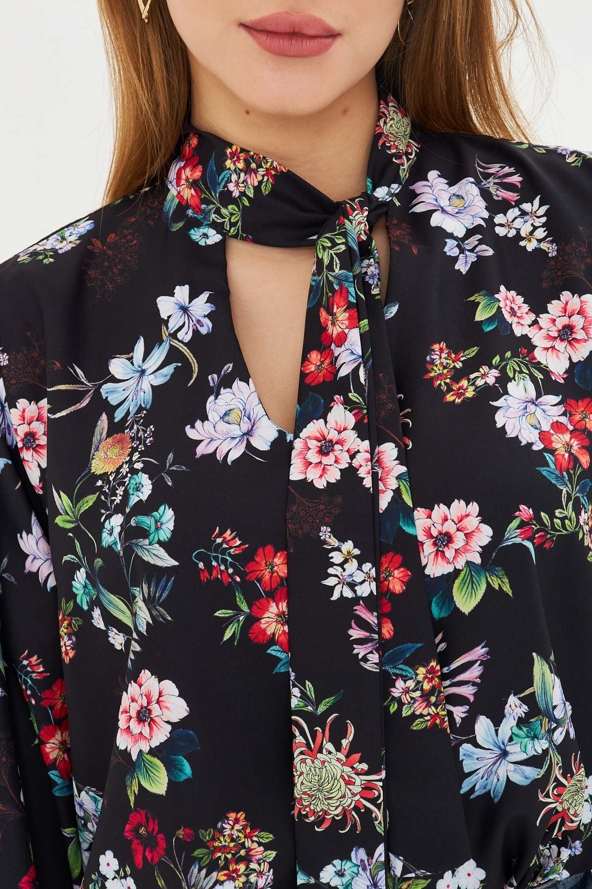 Female black collar connecting arm tire blouse ARM-25K001096