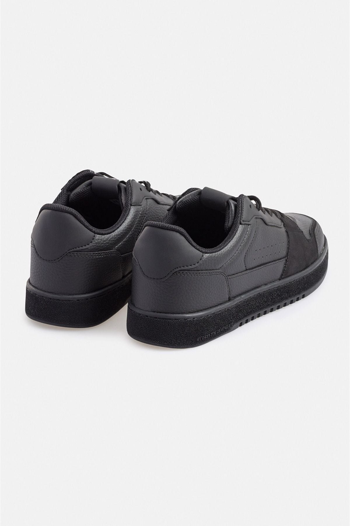Men's black -piece flexible floor sneaker shoes A31y8025