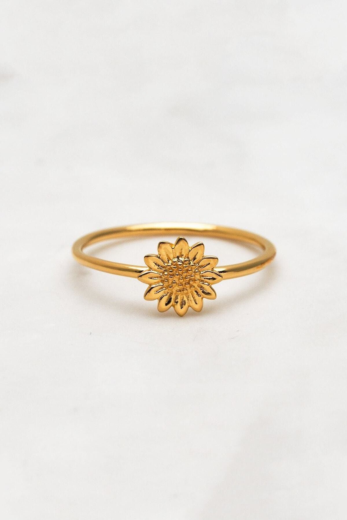 Adjustable Woman with Daisy Motif 14 K Gold Plated Ring
