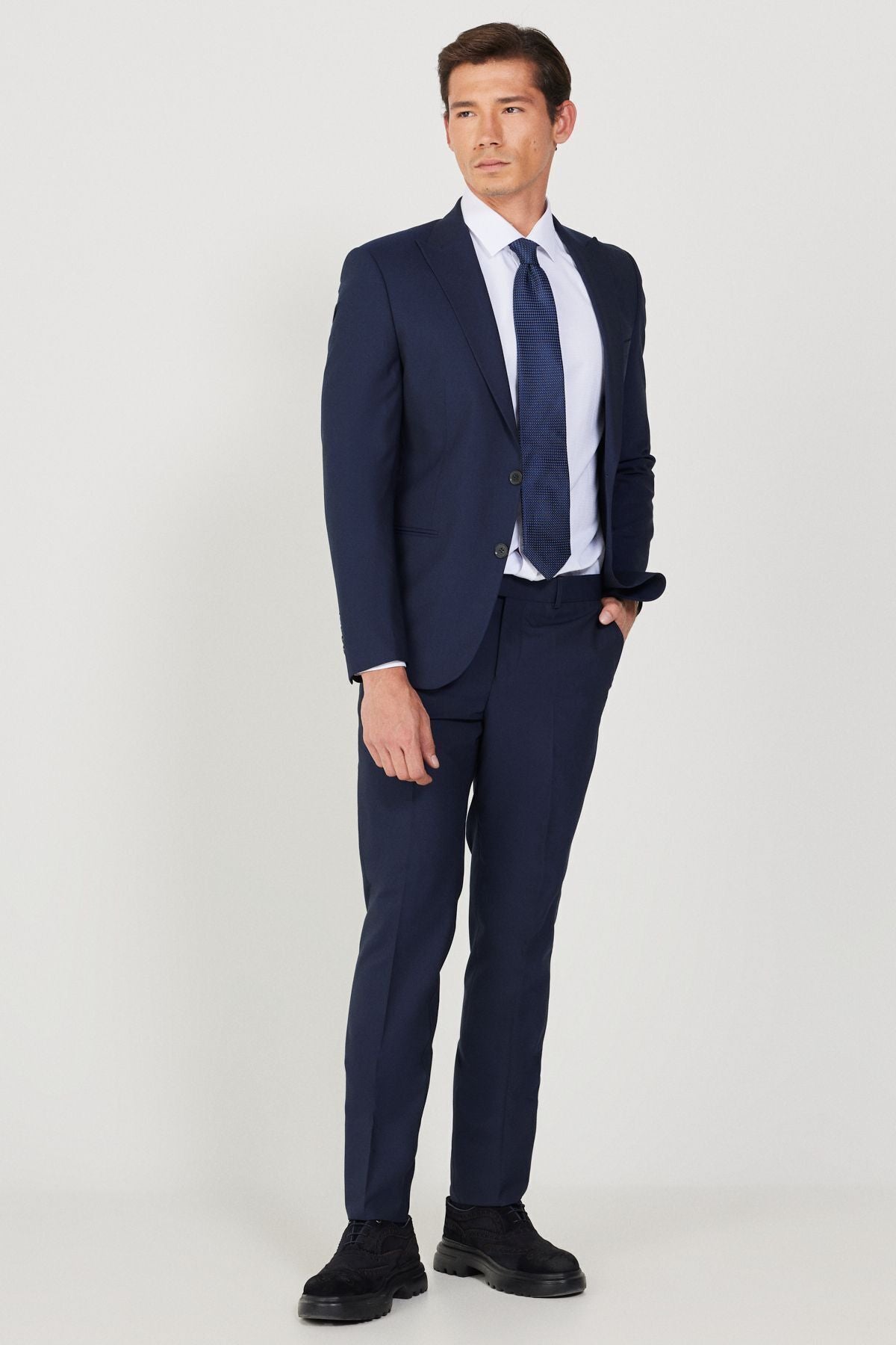 Men's navy blue extra slim fit narrow cutting sports suit