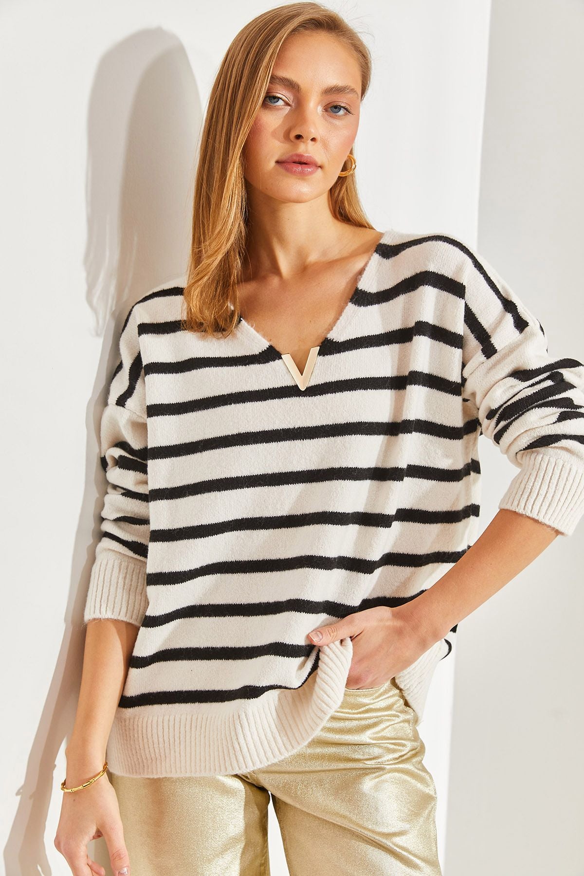 Female V Accessory striped knitwear sweater