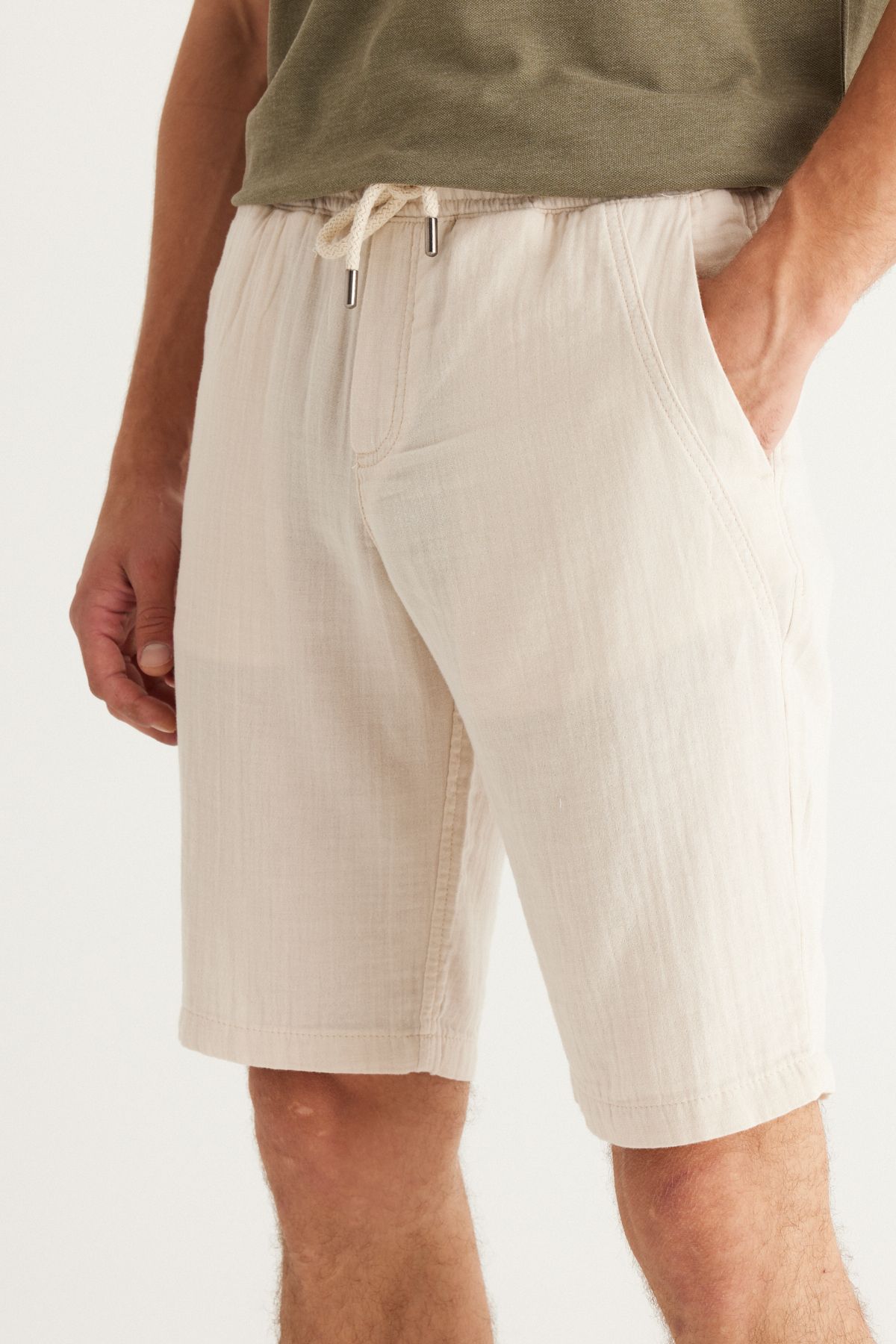 Men's Beige Slim Fit Narrow Cutting Side Pocket 100 %Cotton Muslin Patterned Shorts