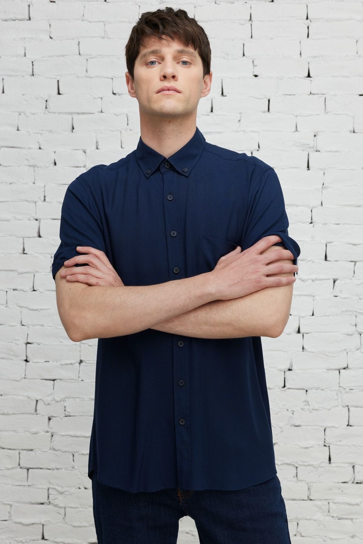Men's navy blue slim fit narrow cut buttoned shirt with short sleeve pockets