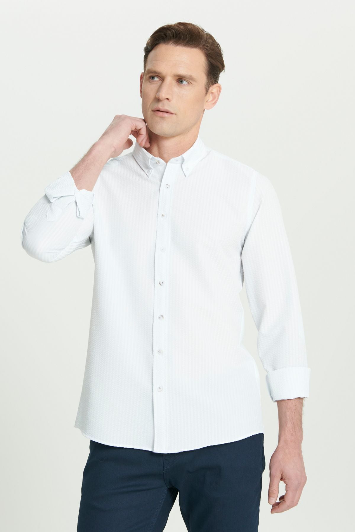 Men's white wrinkle technical oxford wafer patterned slim fit narrow cut buttoned collar flexible shirt