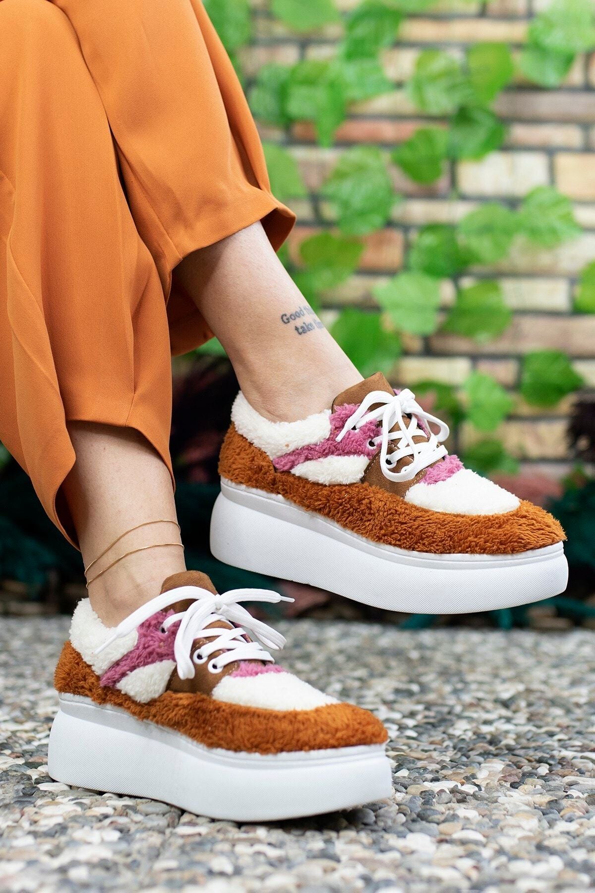 Woman Brown Hair Sneaker 0012106