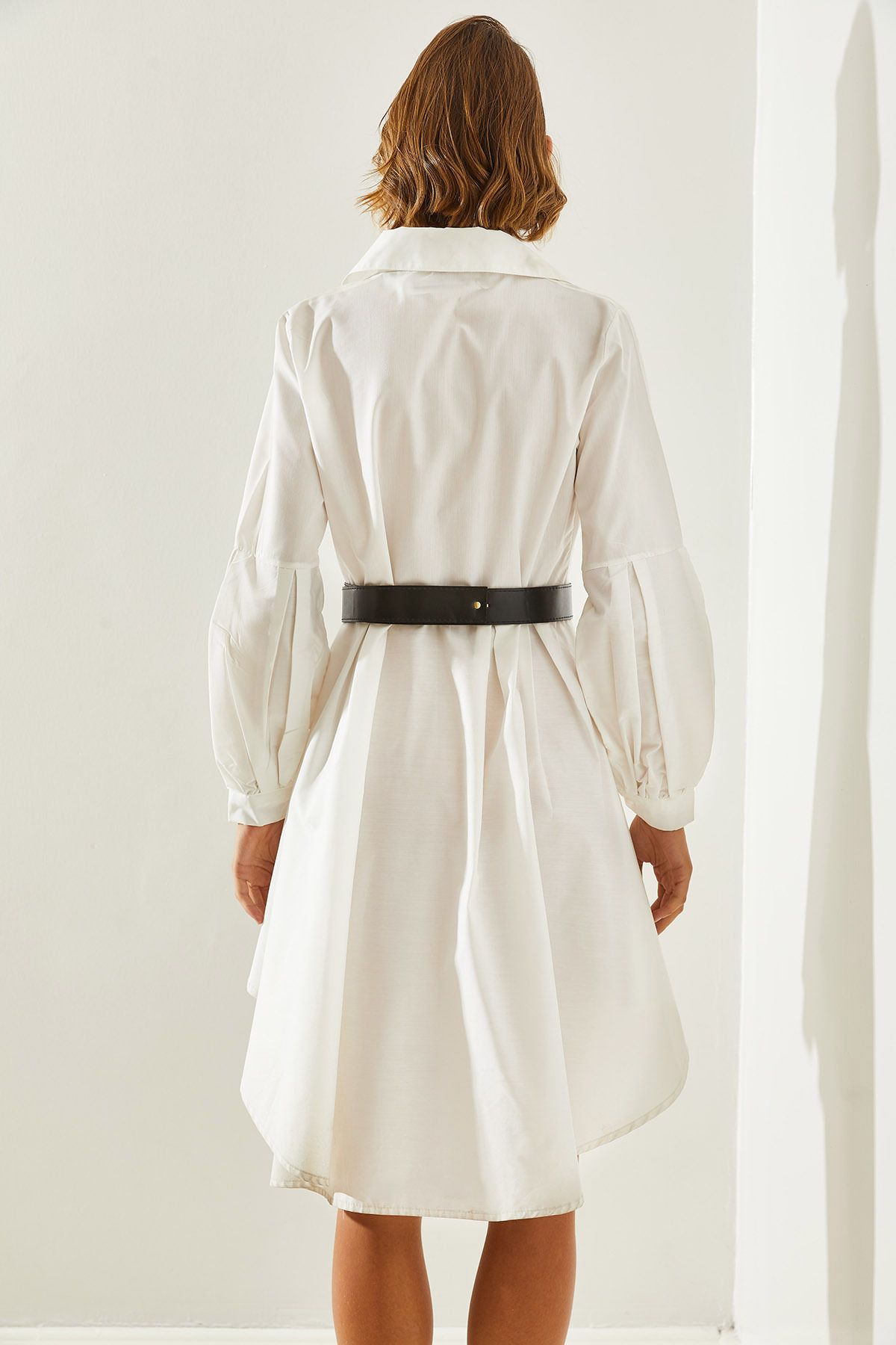 Woman in front of the short back long pleated belt detailed dress 21683 60251490