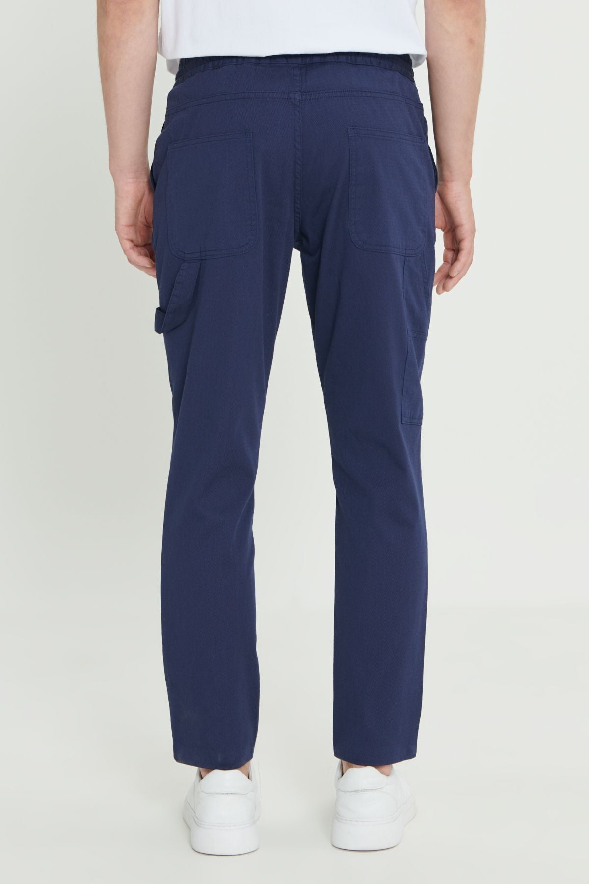 Men's navy blue oversize plenty of cut waist -tied cotton flexible flexible backpone pocket pants