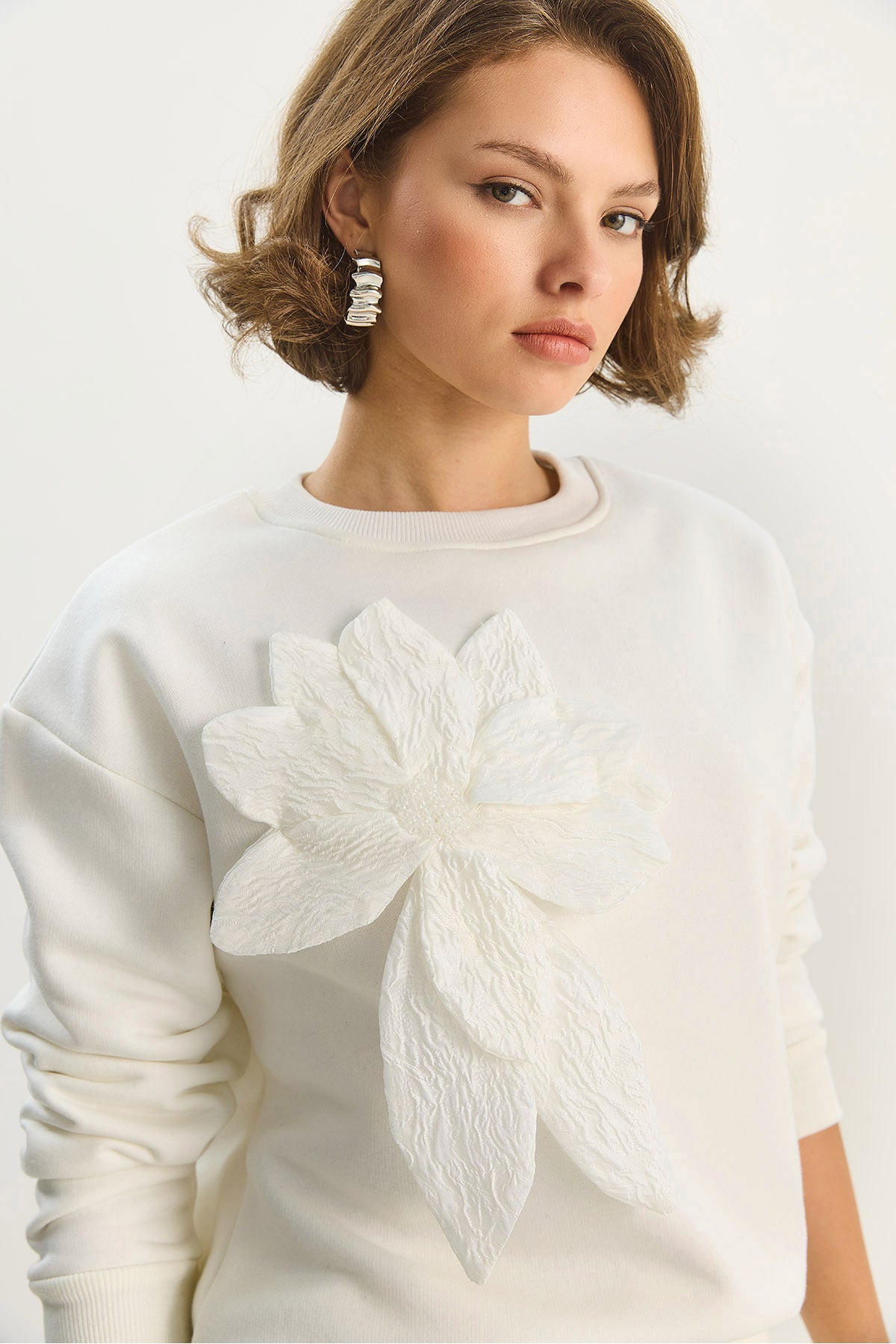 Women's Crew Neck Floral Accessory Three Thread Ribbon Sweatshirt 60601043