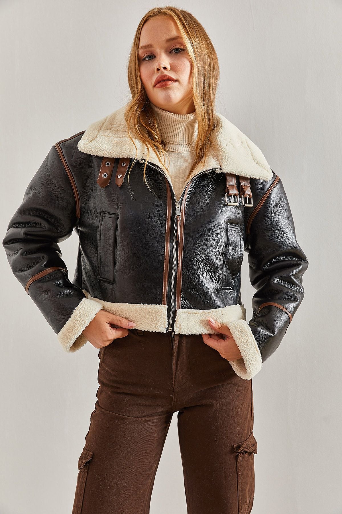 Women's collar arched laminated jacket