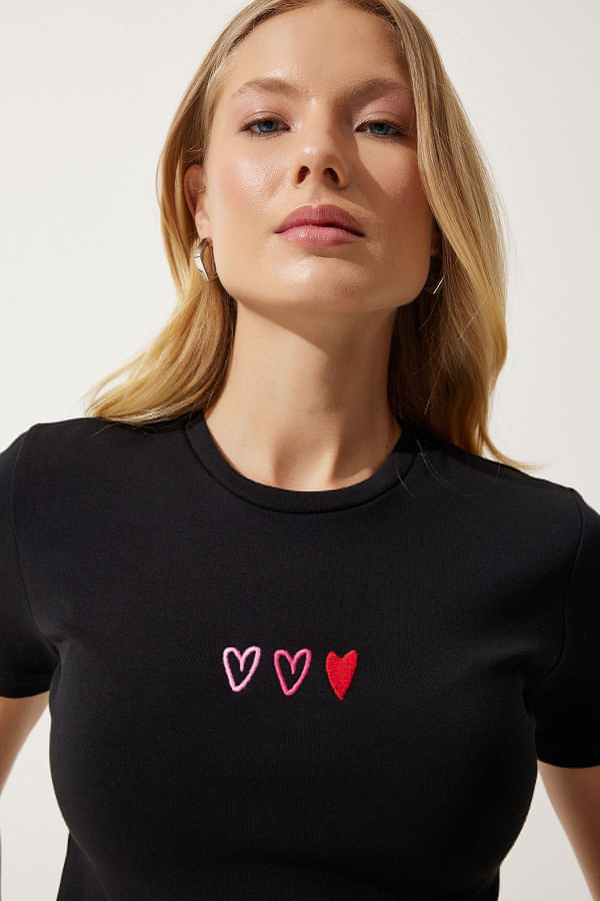 Woman Black Heart Embroidery Crop Knitting T-Shirt MX00158