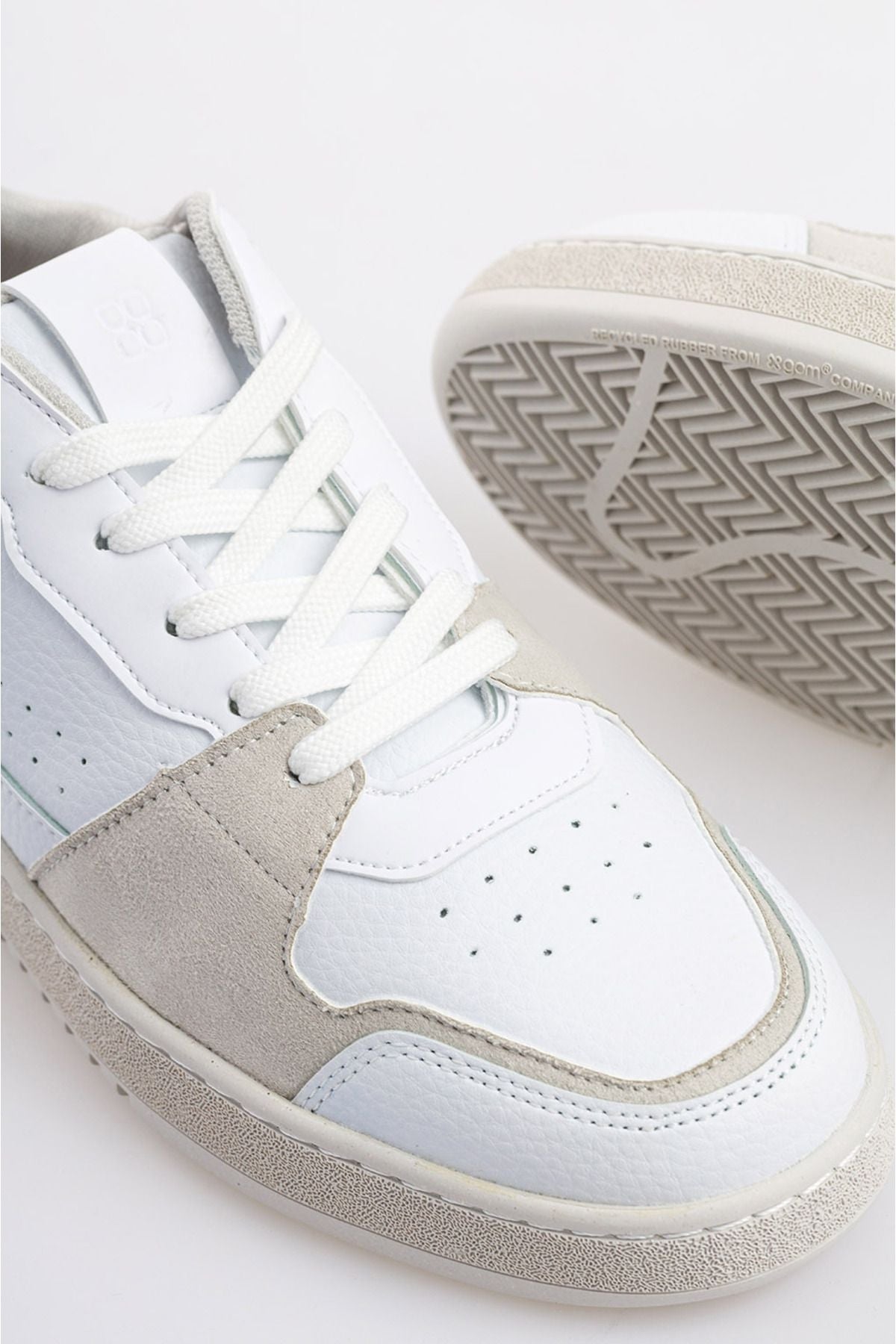 Men's white piece flexible floor sneaker shoes A31y8025