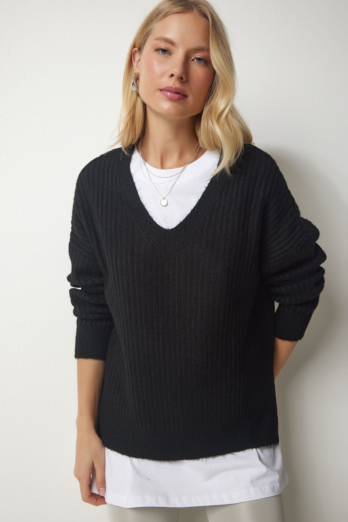 Woman Black V -Neck textured knitwear sweater pf00011