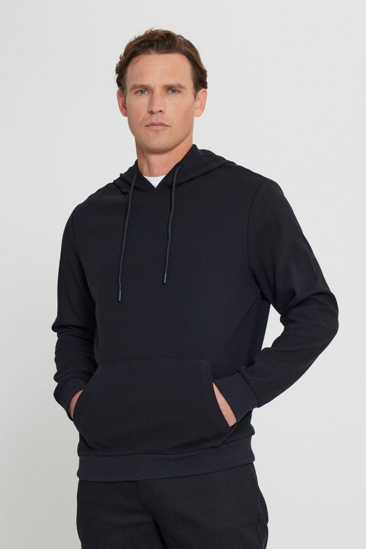 Men's black 2 yarn hot holding standard fit normal cutting hooded textured pocket sweatshirt