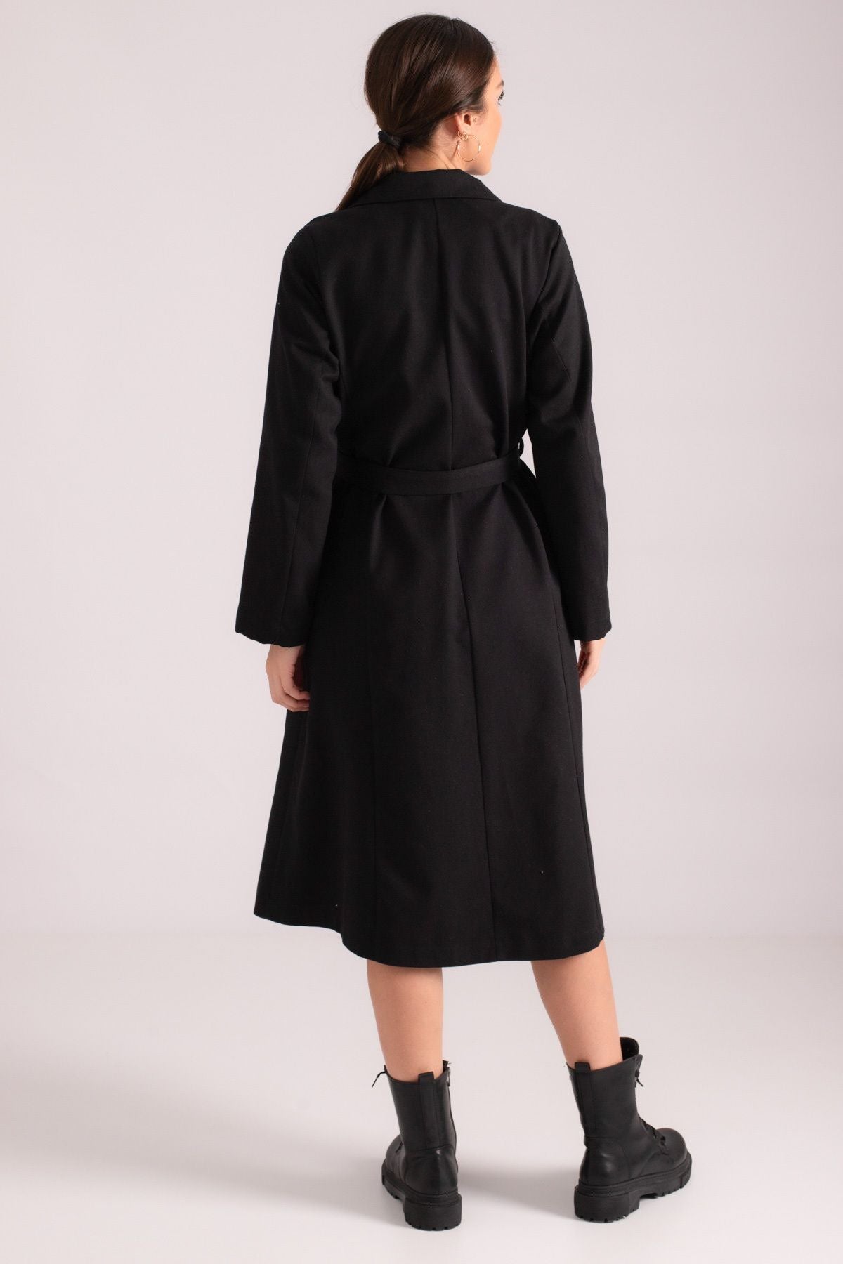 Women's black cruiser collar waist belt long trench coat ARM-24K001064