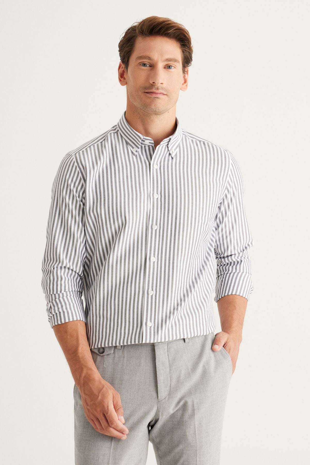 Men's black-and-white slim fit narrow cut buttoned collar cotton striped shirt