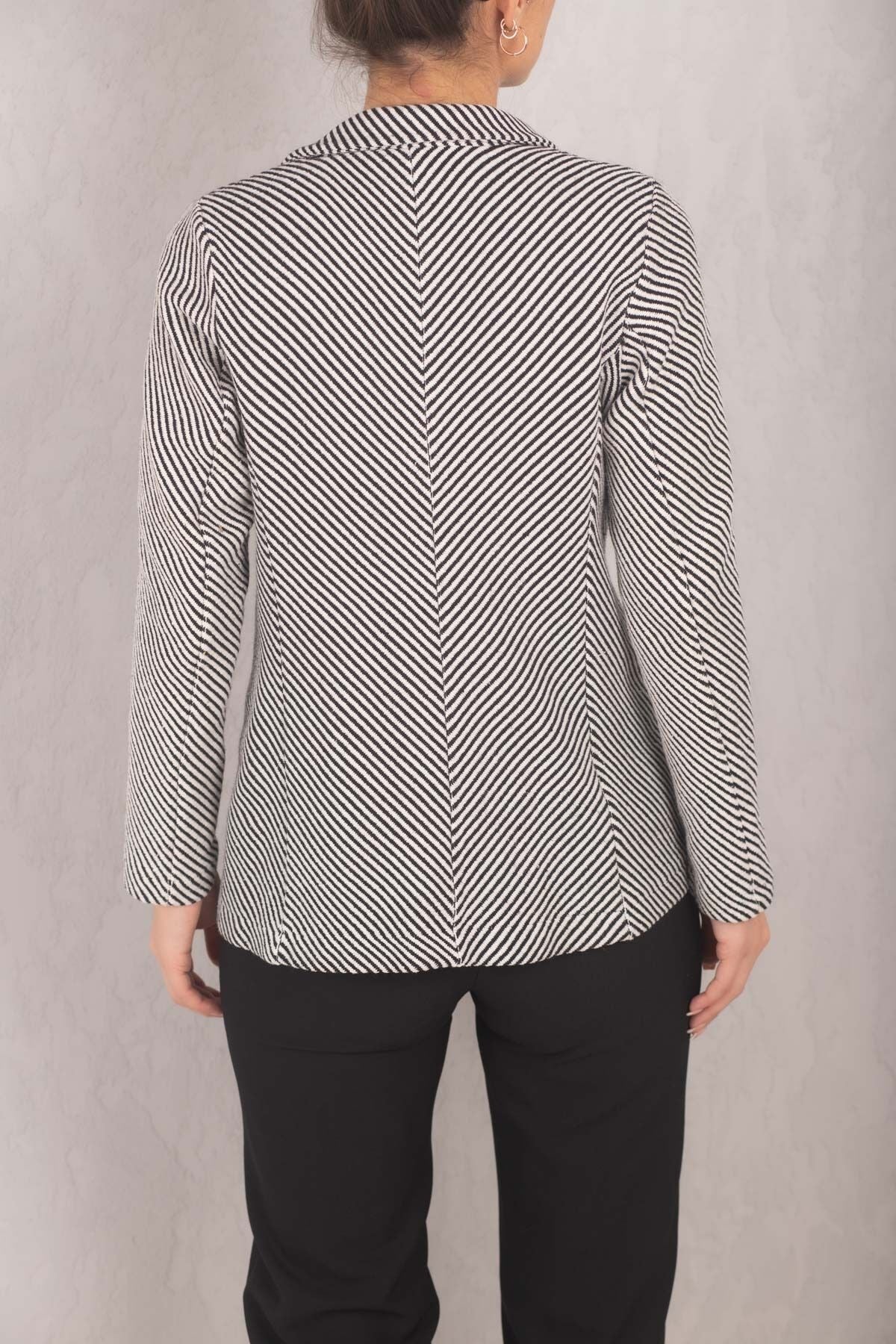 Four button with black-and-white line patterned stamp jacket ARM-24K001037