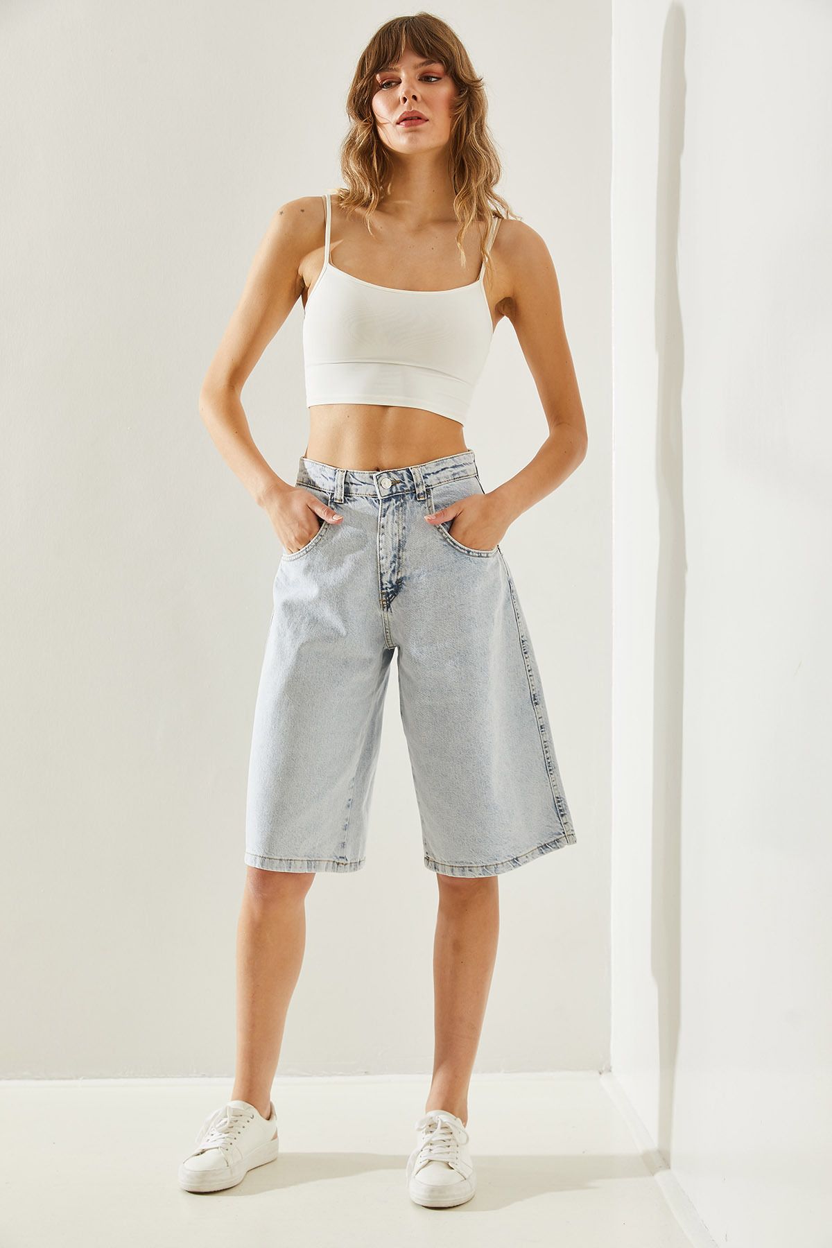 WOMEN'S Snow Washing Rear Belt Detail Baggy Shabby Shorts 60251174