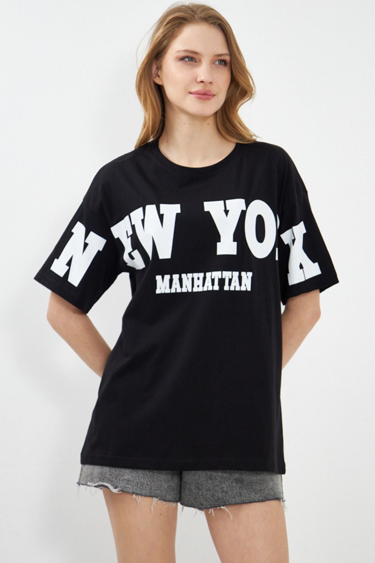 Woman Black in front of New York Written Oversize T-shirt ARM-24Y024001