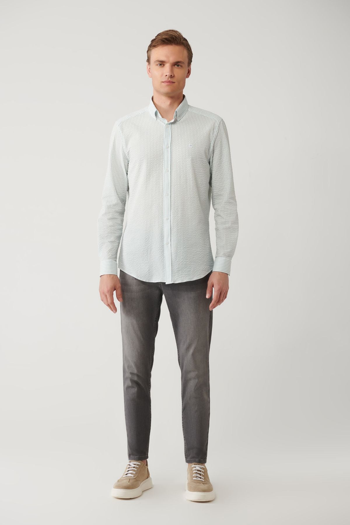 Easy ironing shirt with a lighter blue button collar waffle pocket A41y2082