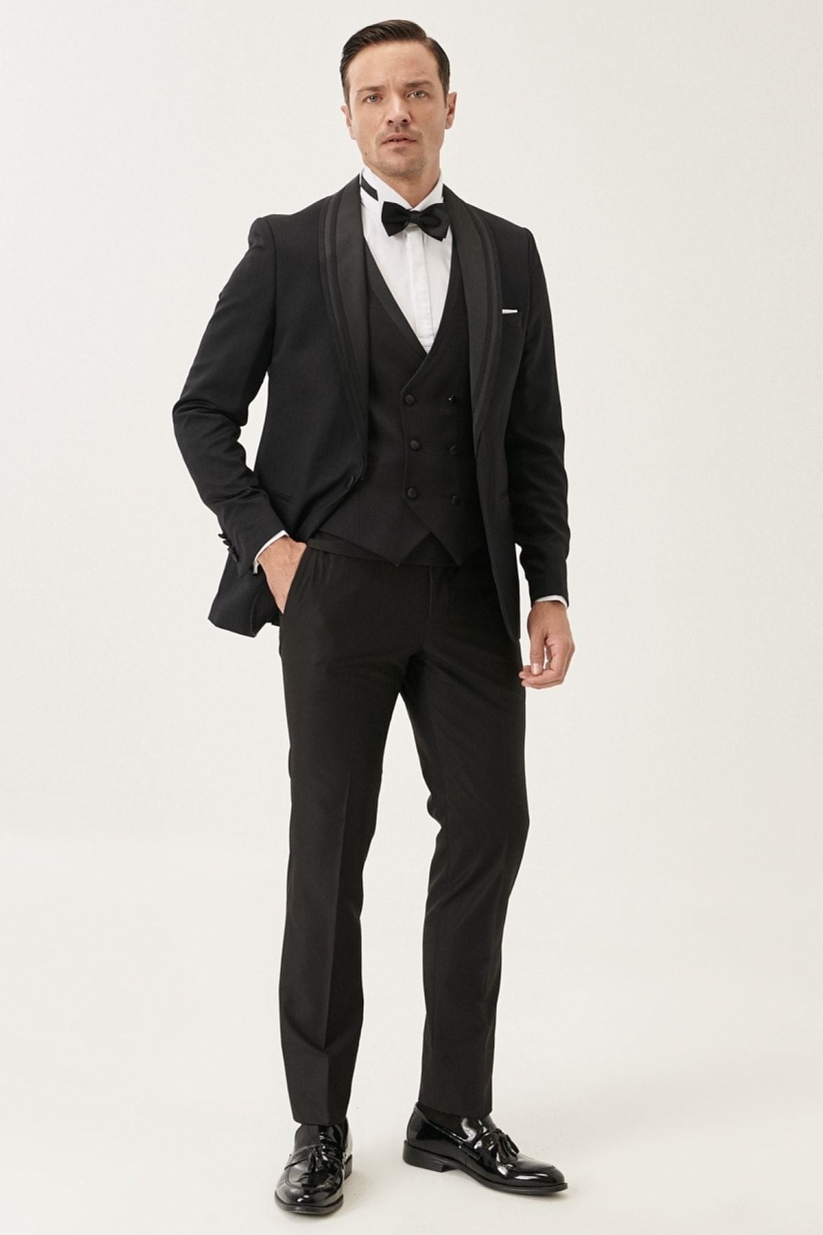 Men's black slim fit tight -cut vest with patterned tuxedo grooming