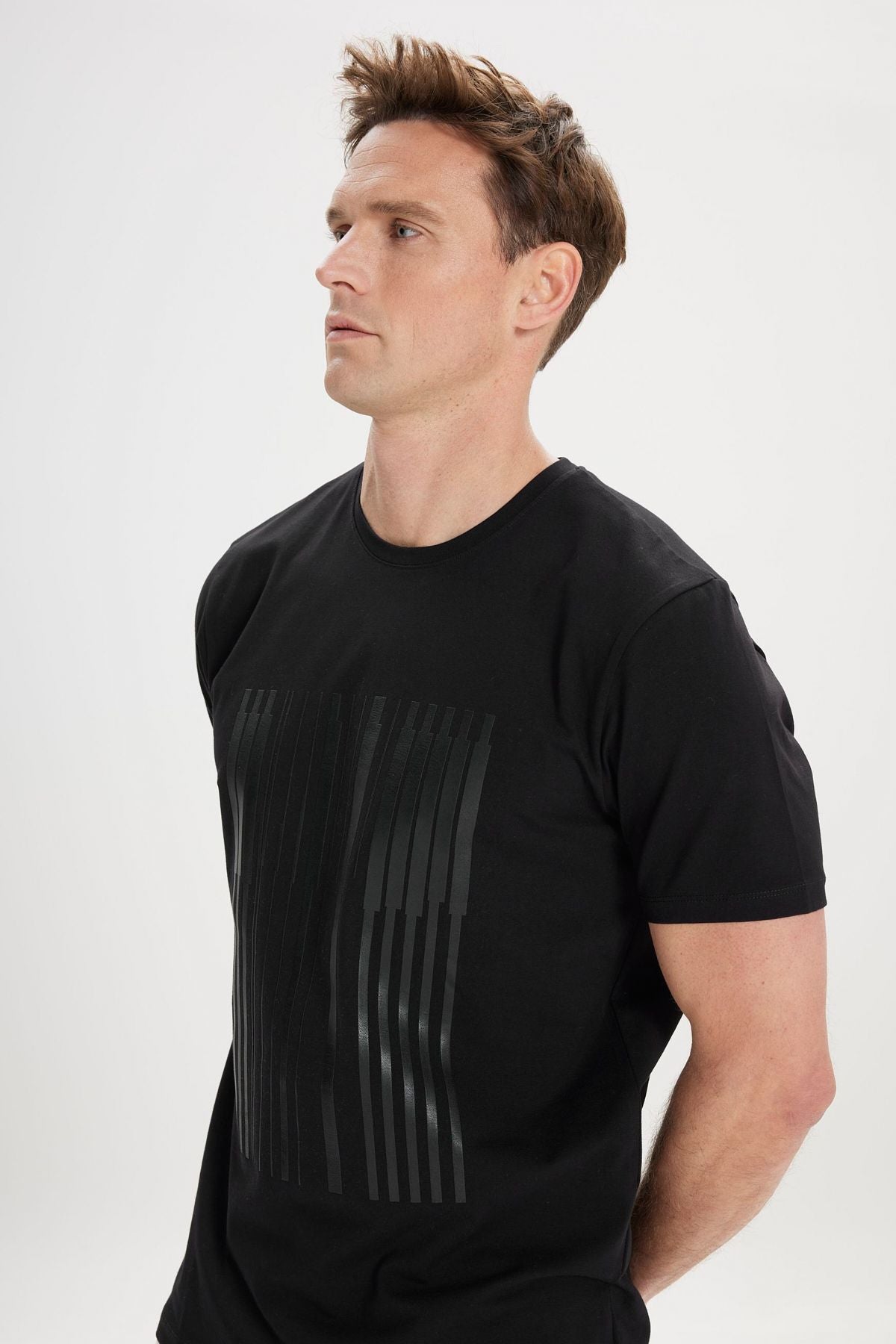 Men's black slim fit narrow cut cotton printed bike collar t -shirt