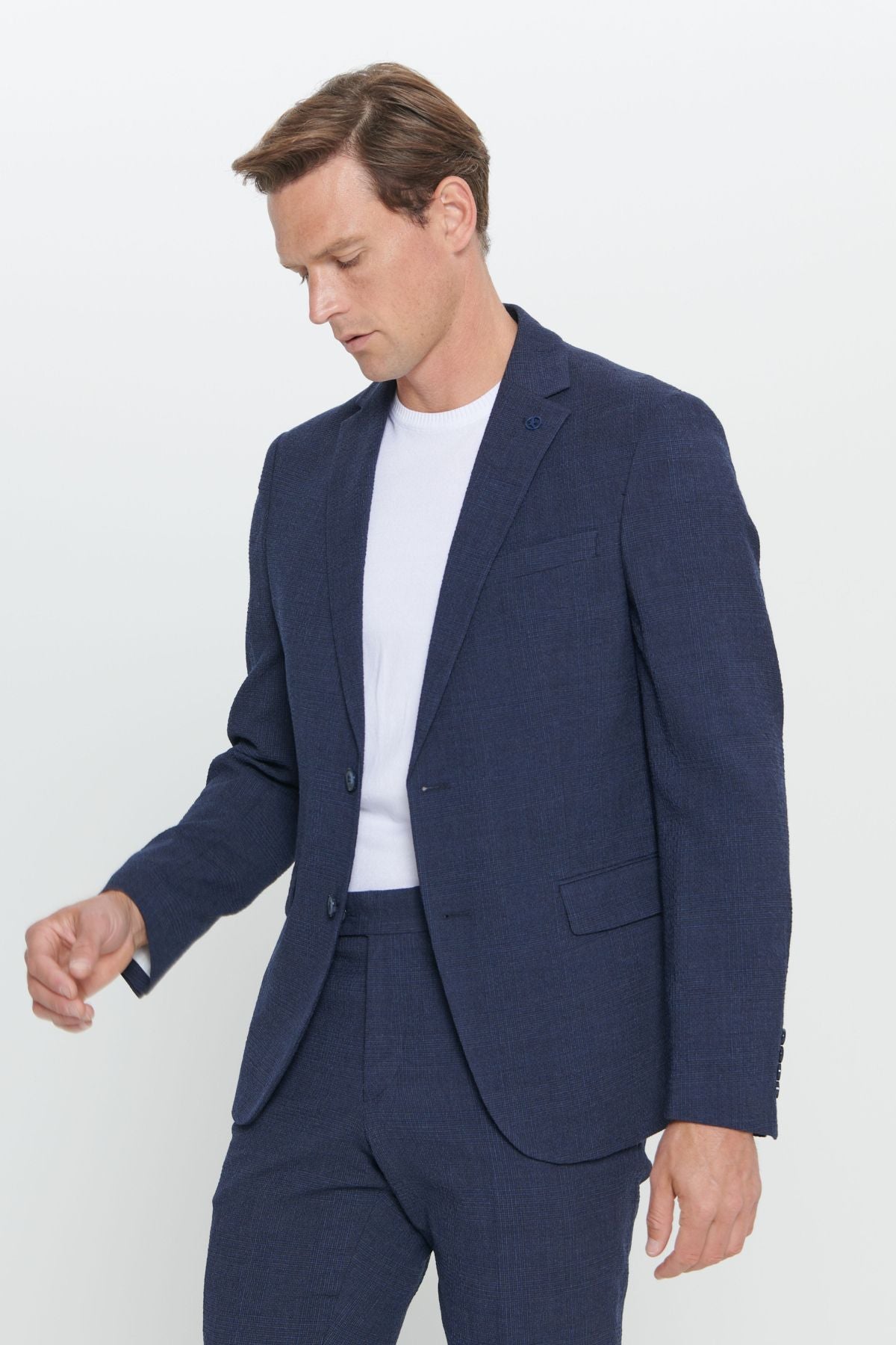 Men's navy blue slim fit narrow cut Mono collar wafer patterned woolen suits