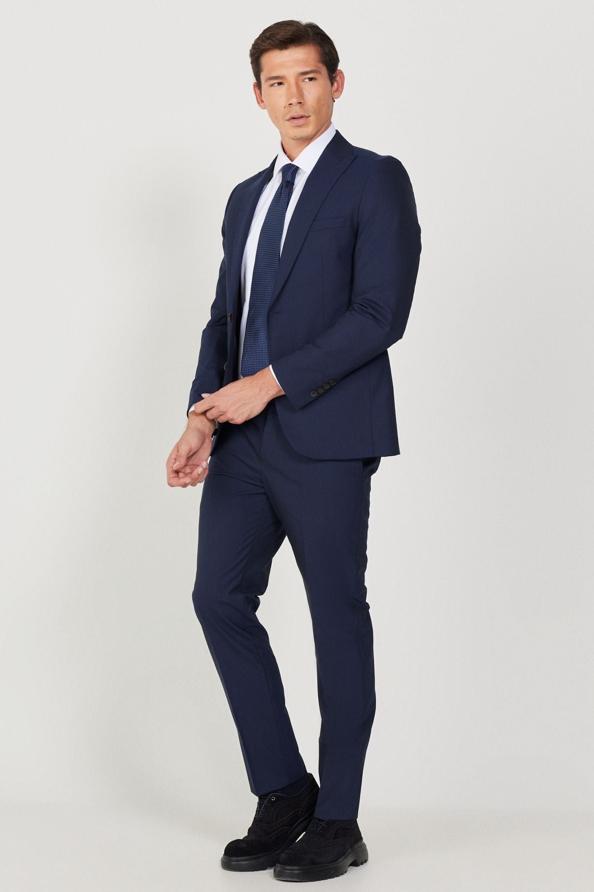 Men's navy blue extra slim fit narrow cutting sports suit