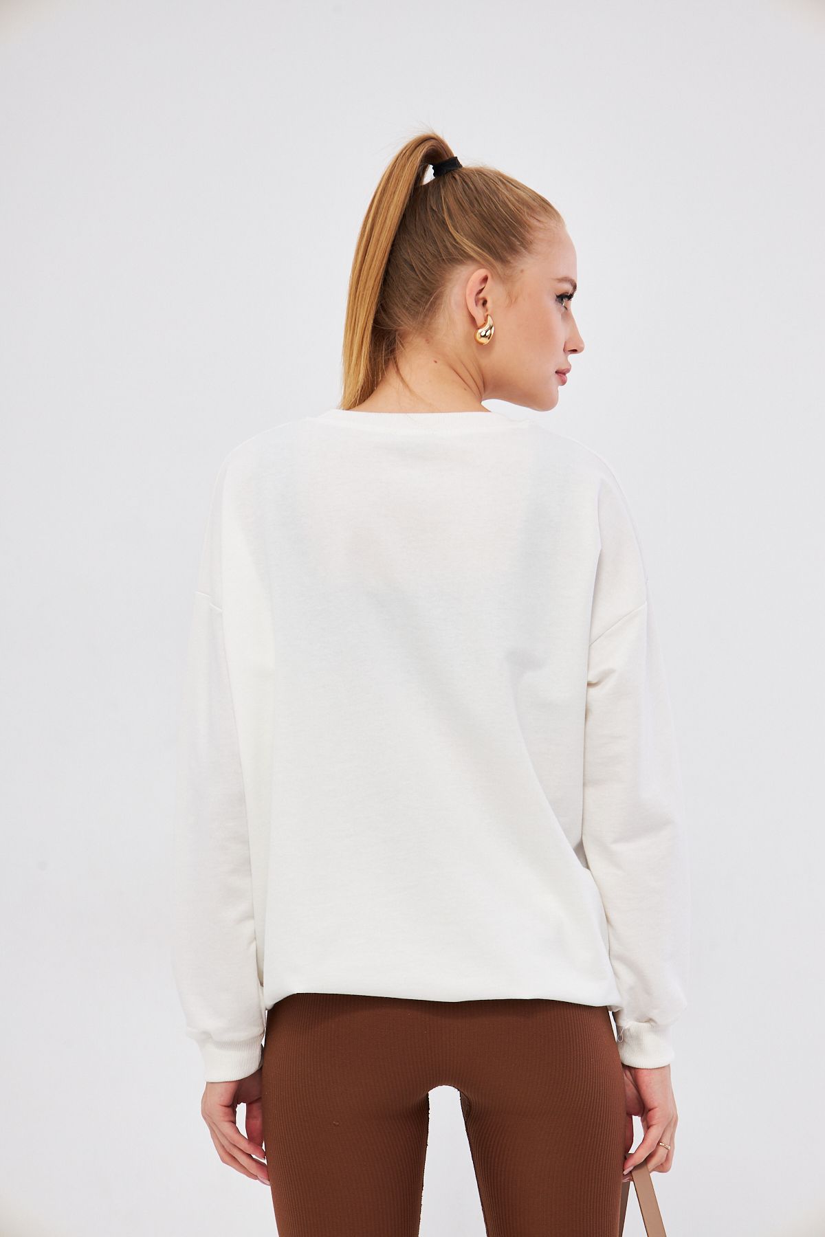 Woman White Round Collar Oversize Sweatshirt ARM-22K024027