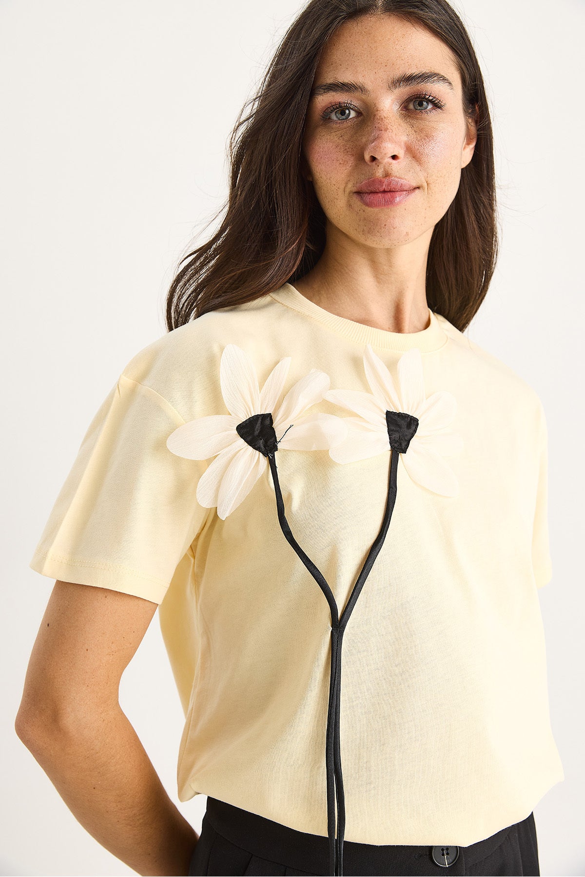 Women's Daisy Accessory Short Sleeve Cotton T-Shirt 60602039