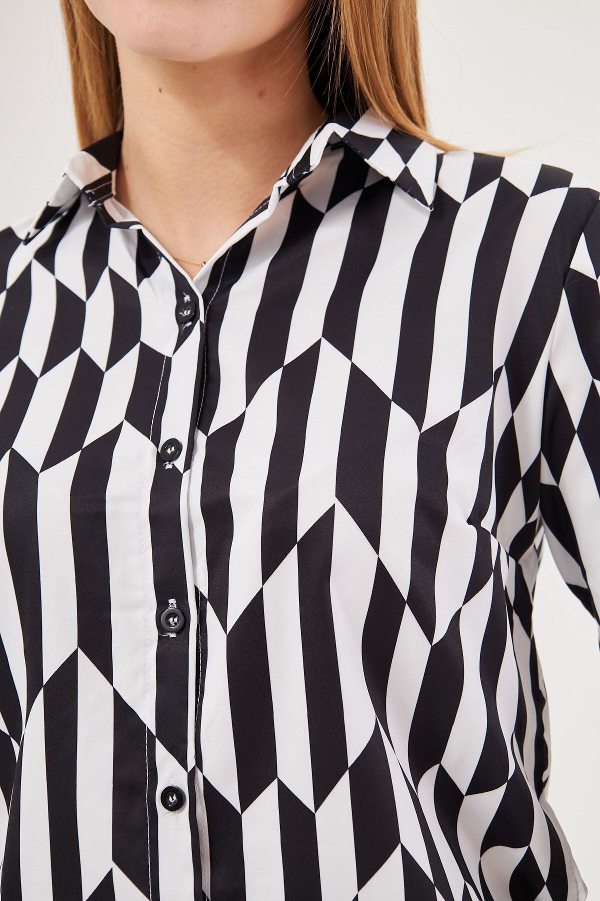 Women's Black-and-White Patterned Long Sleeve Shirt ARM-24K001017